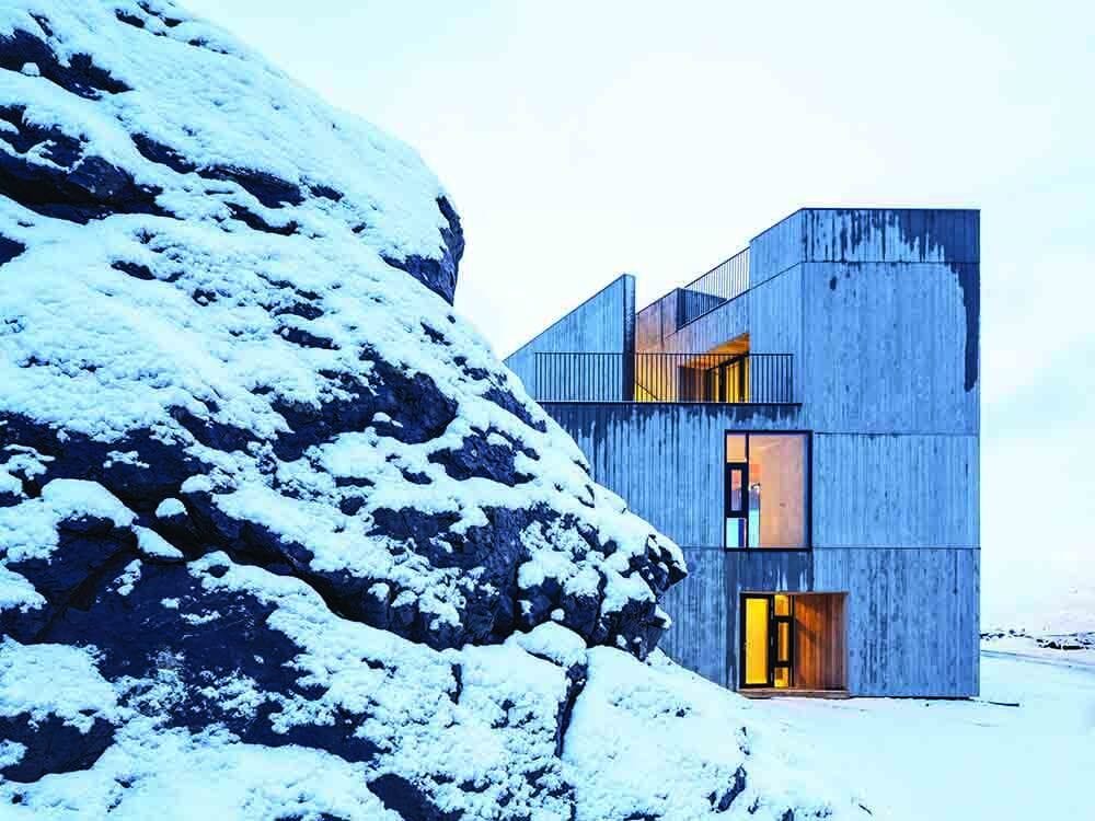 Húsið við stóran klett.