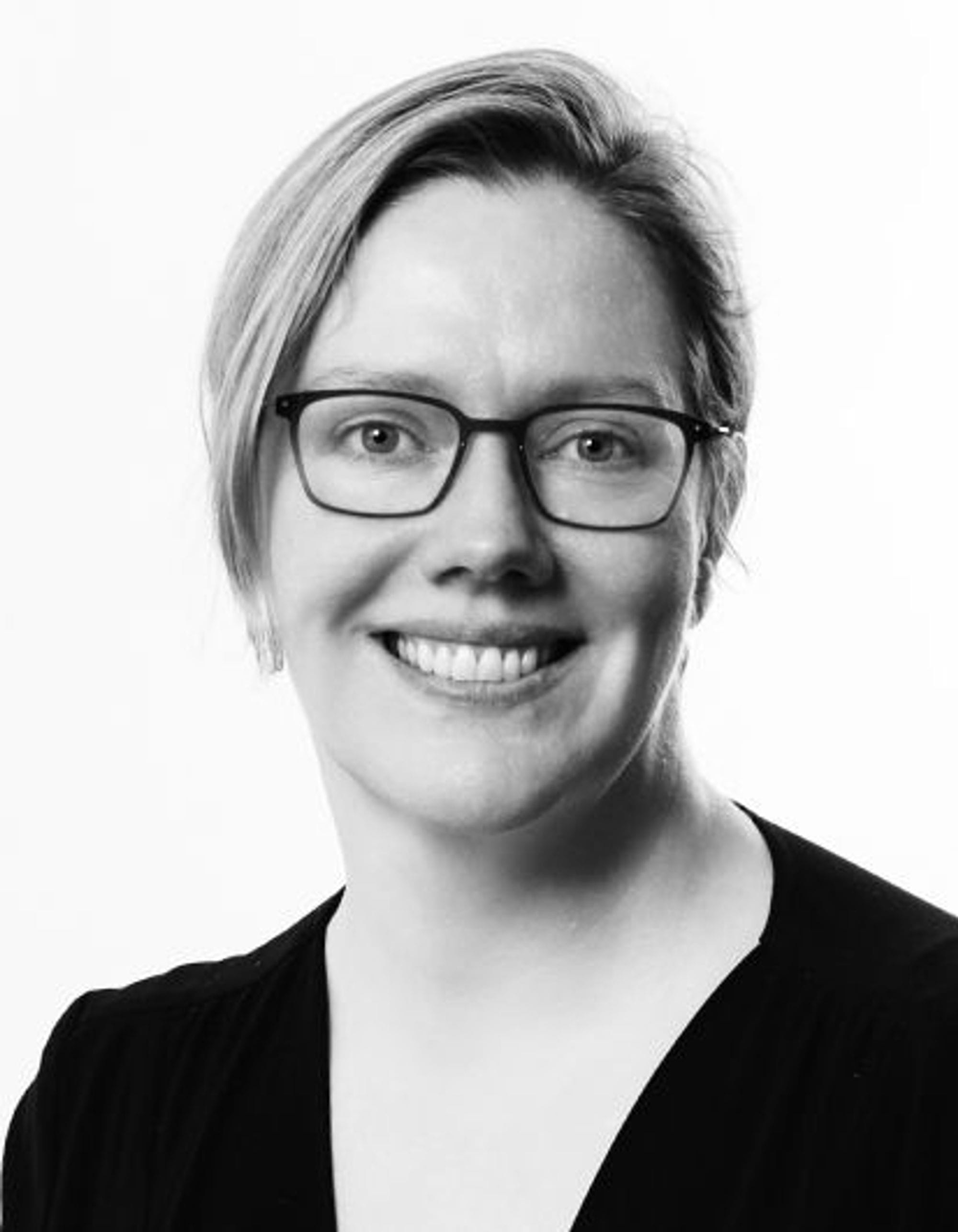 Svart hvít andlitsmynd af konu
