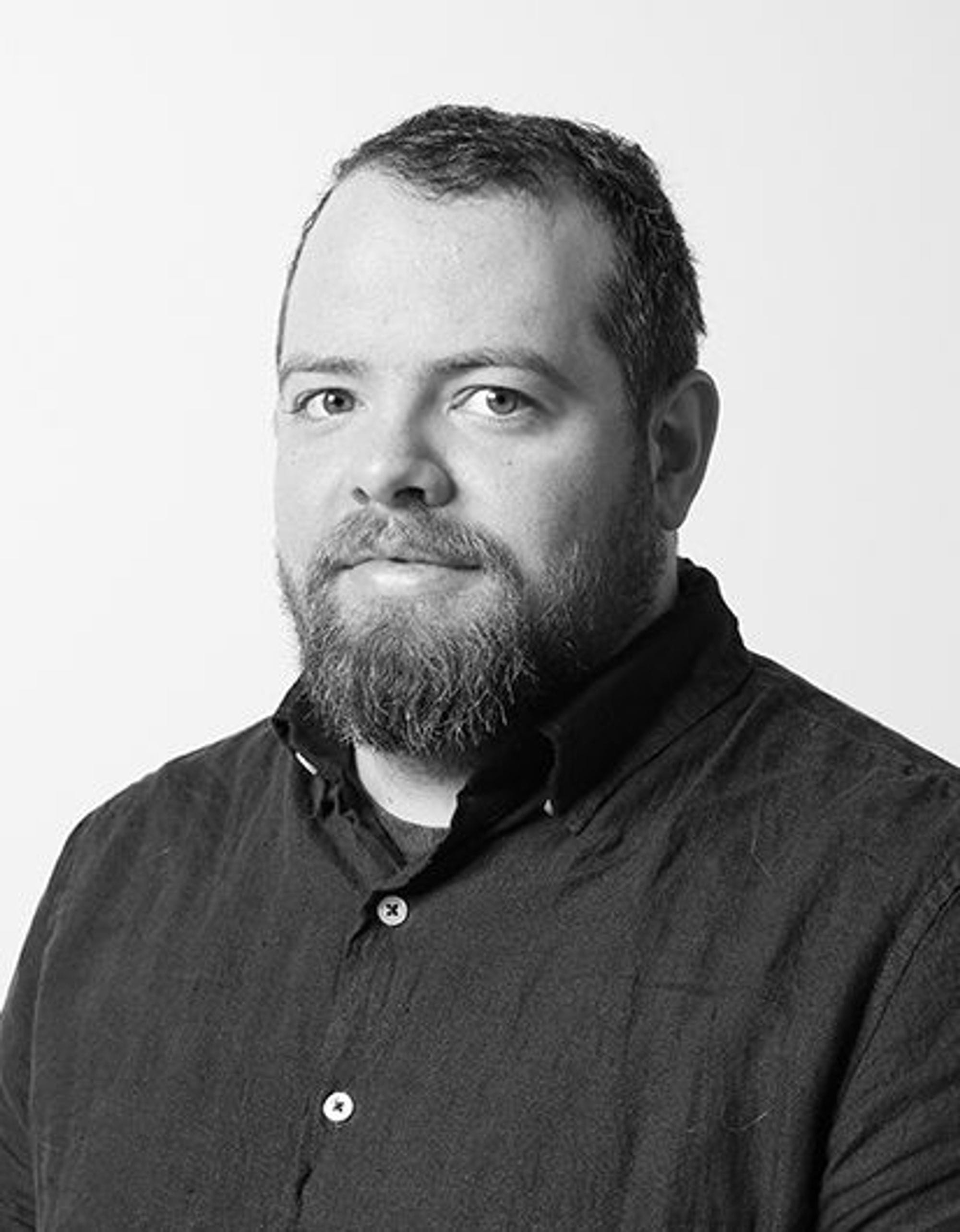 Svart hvít andlitsmynd af manni