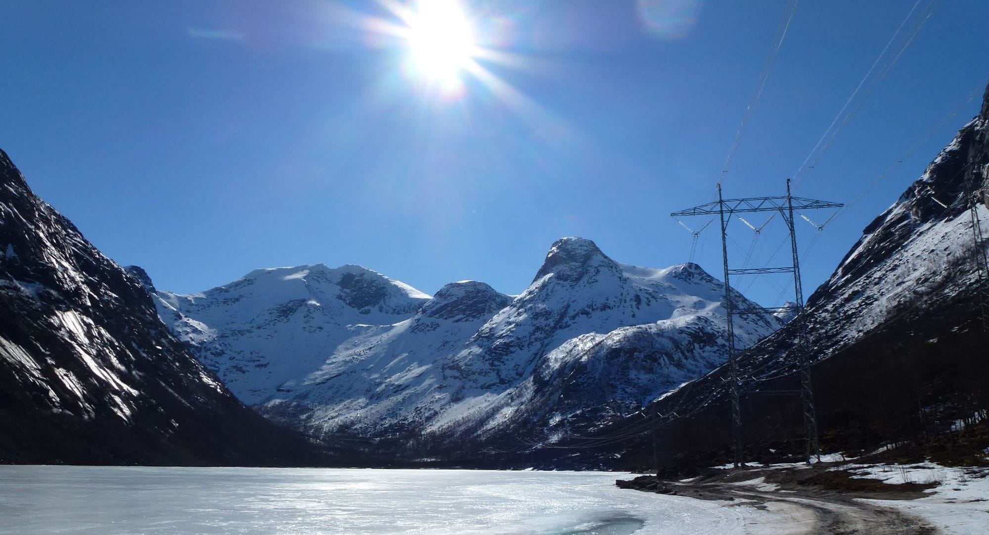 Fjörður í Noregi með fjöll í baksýn.