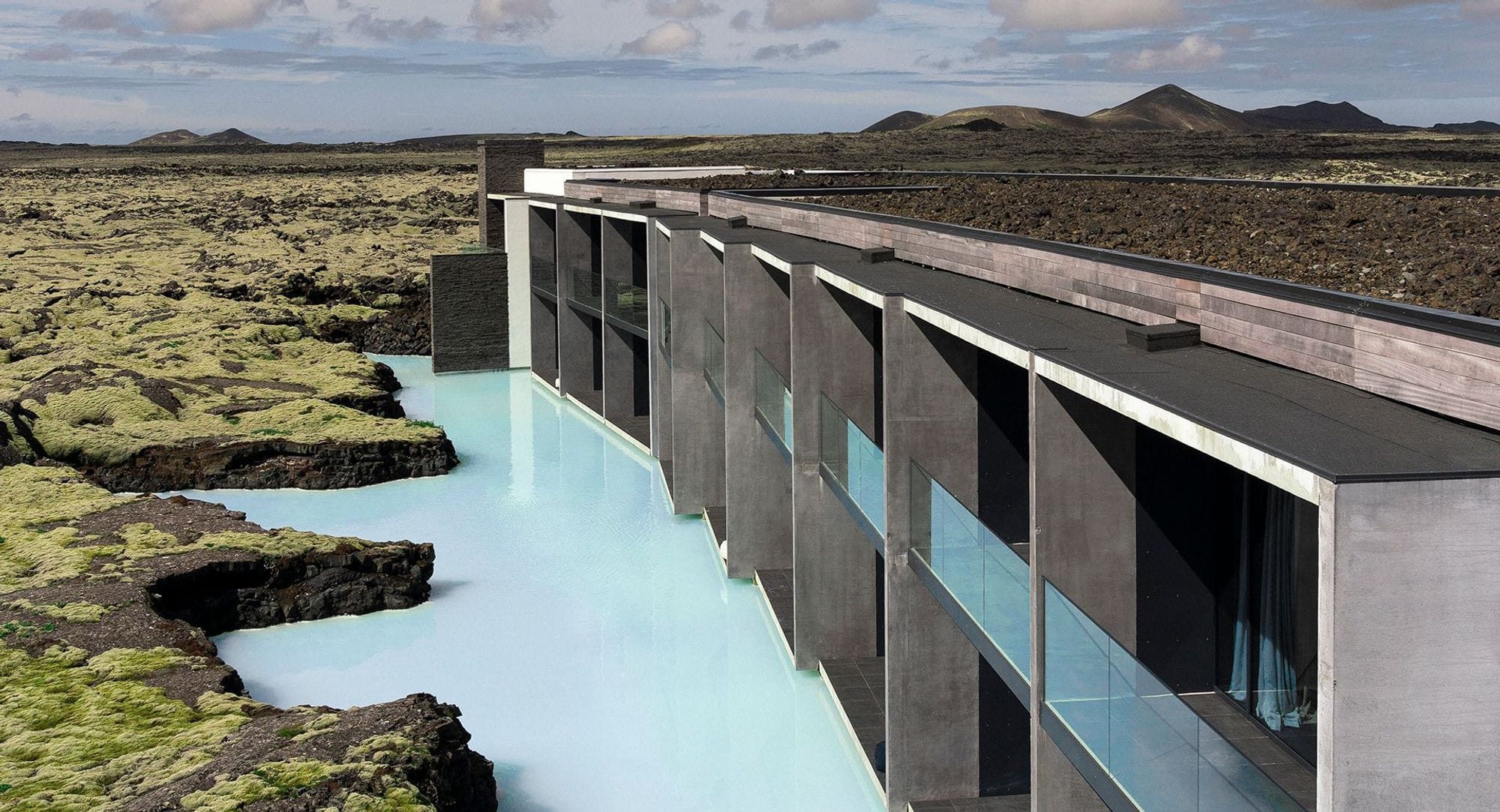 Hótel bygging við lón og hraun.