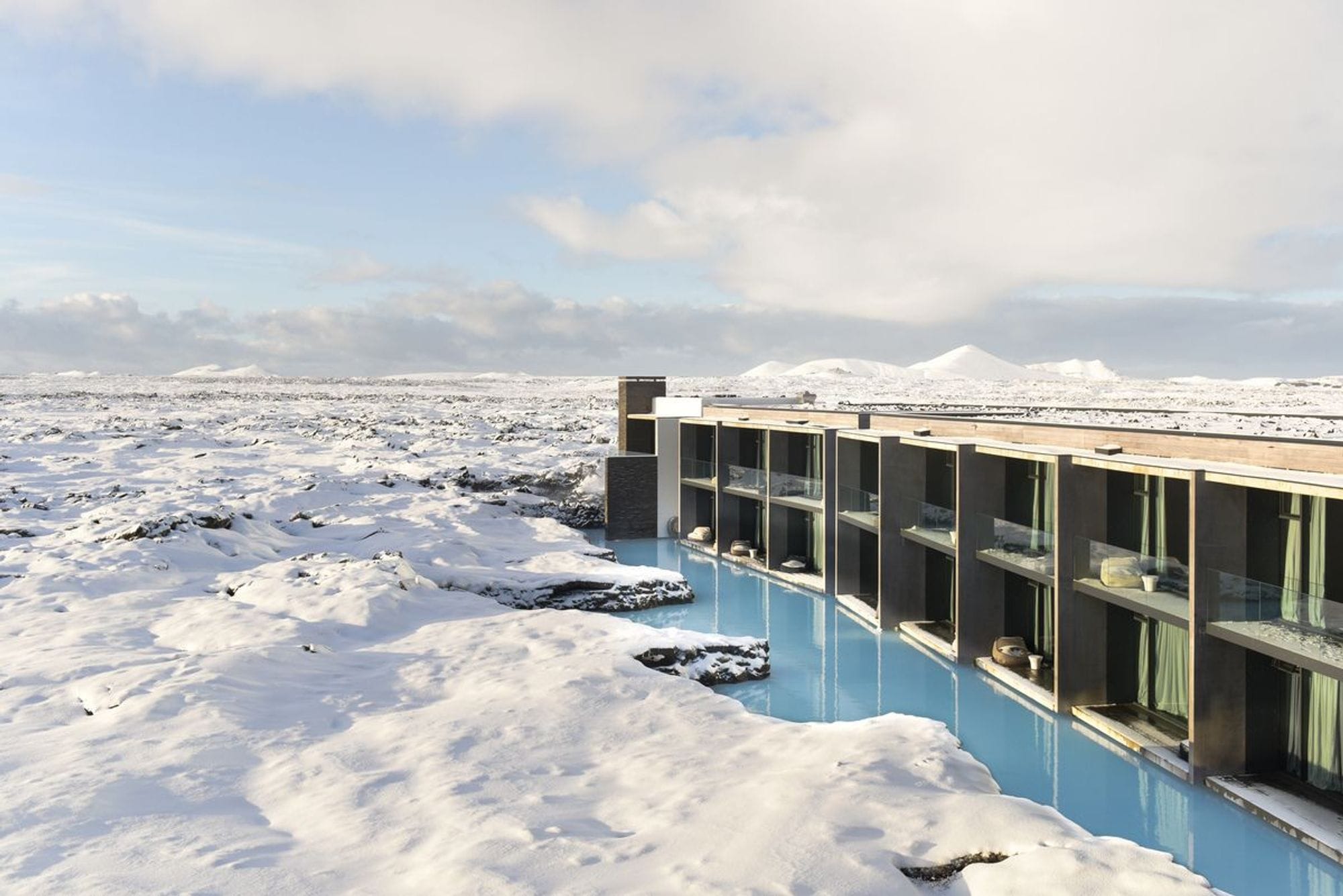 Hótel í snævi þökktu hrauni.