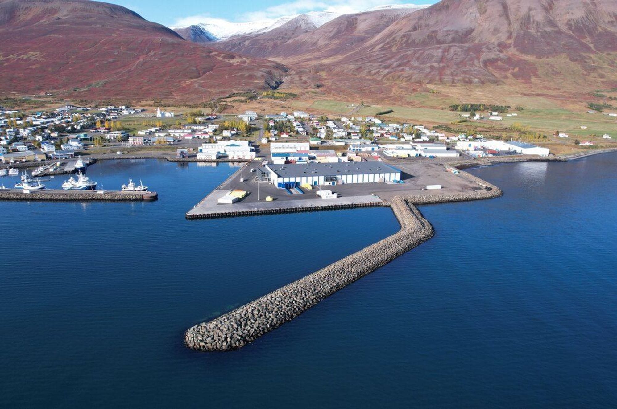 Þorp séð frá hafi.