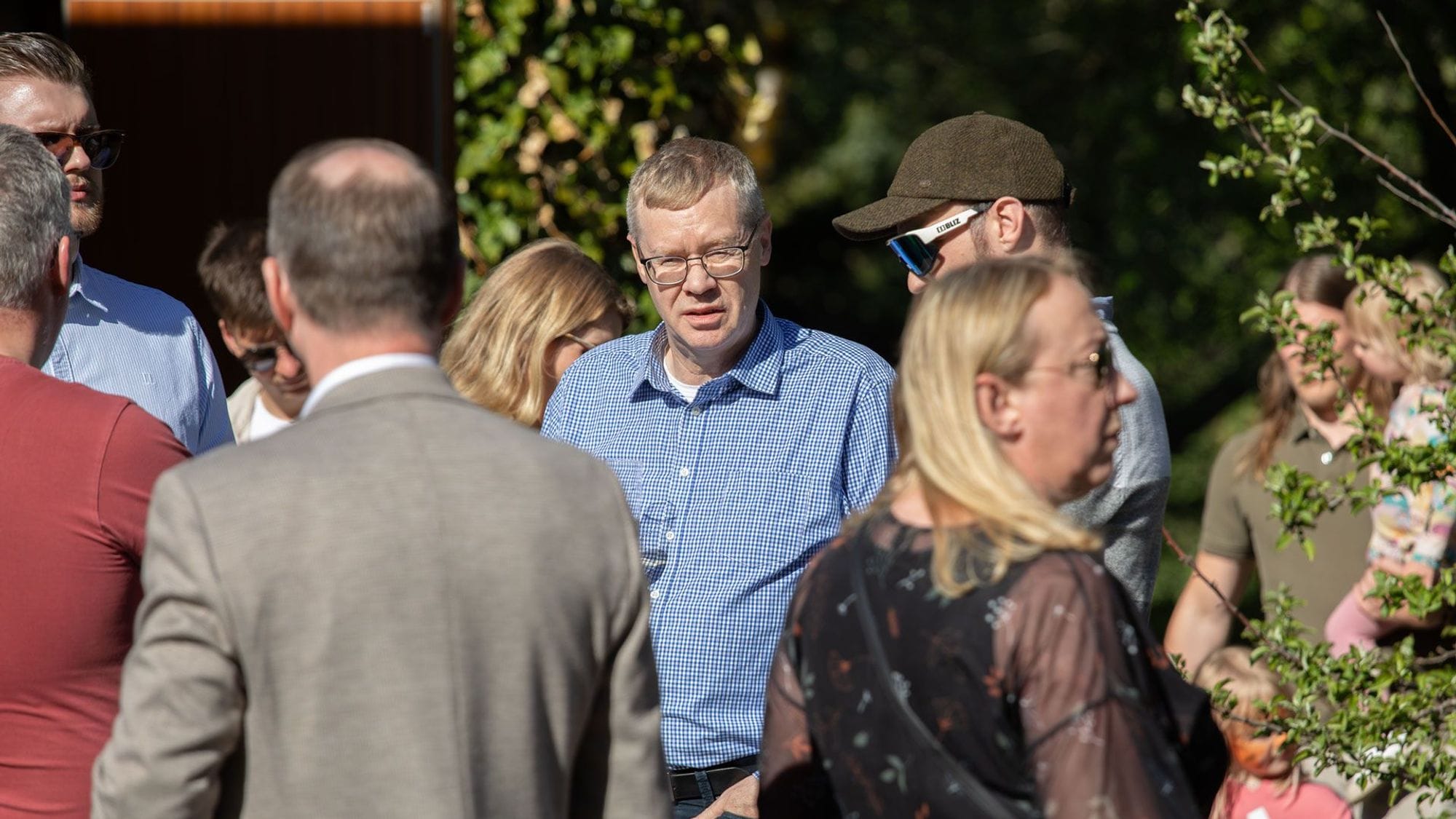 Fólk á samkomu utandyra.