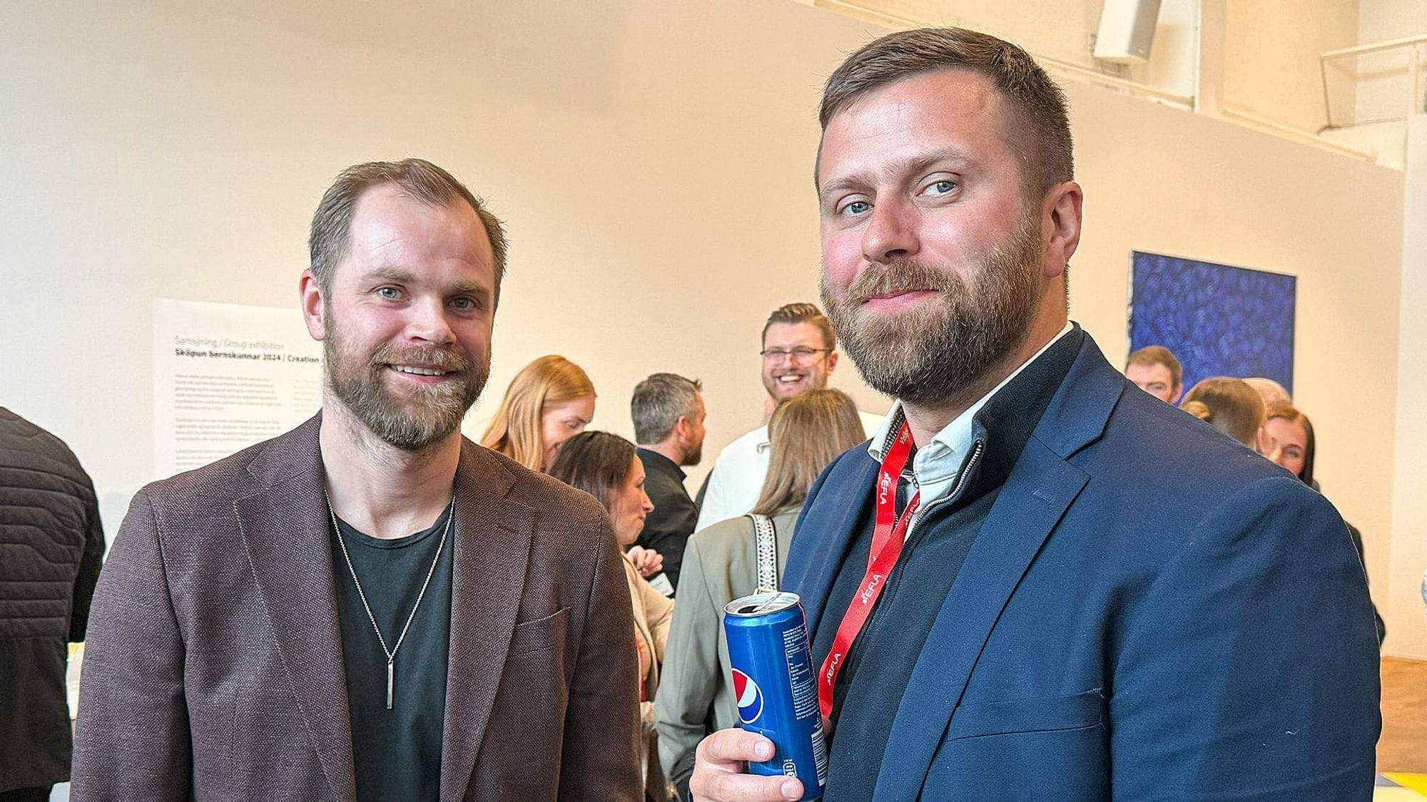 Menn ræða saman.