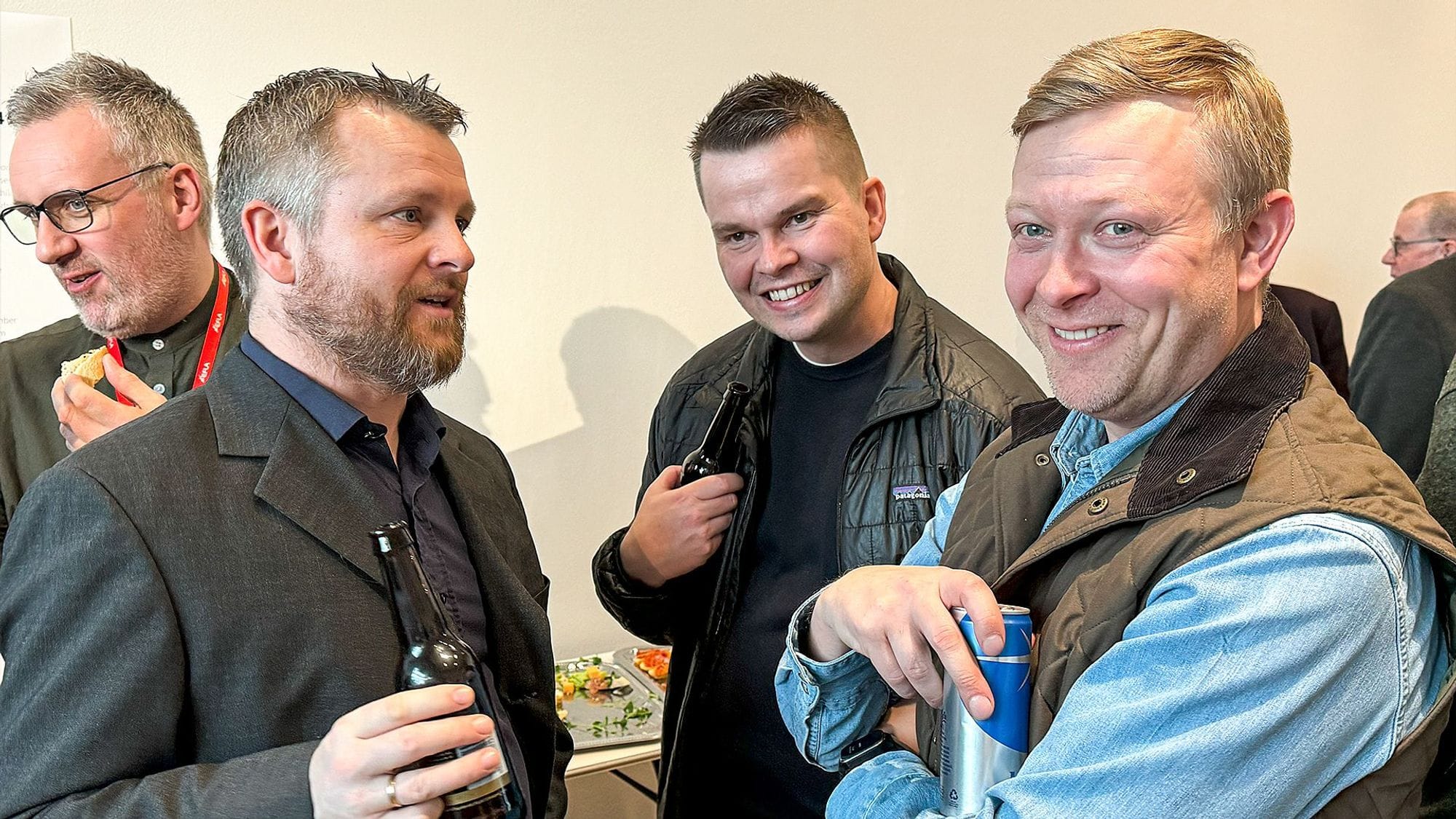 Menn ræða saman.