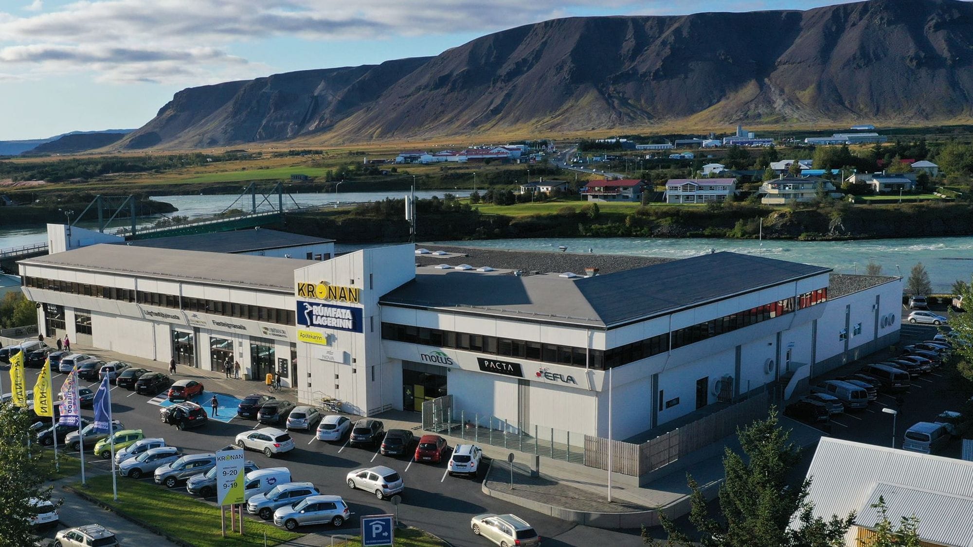 Bygging við á.