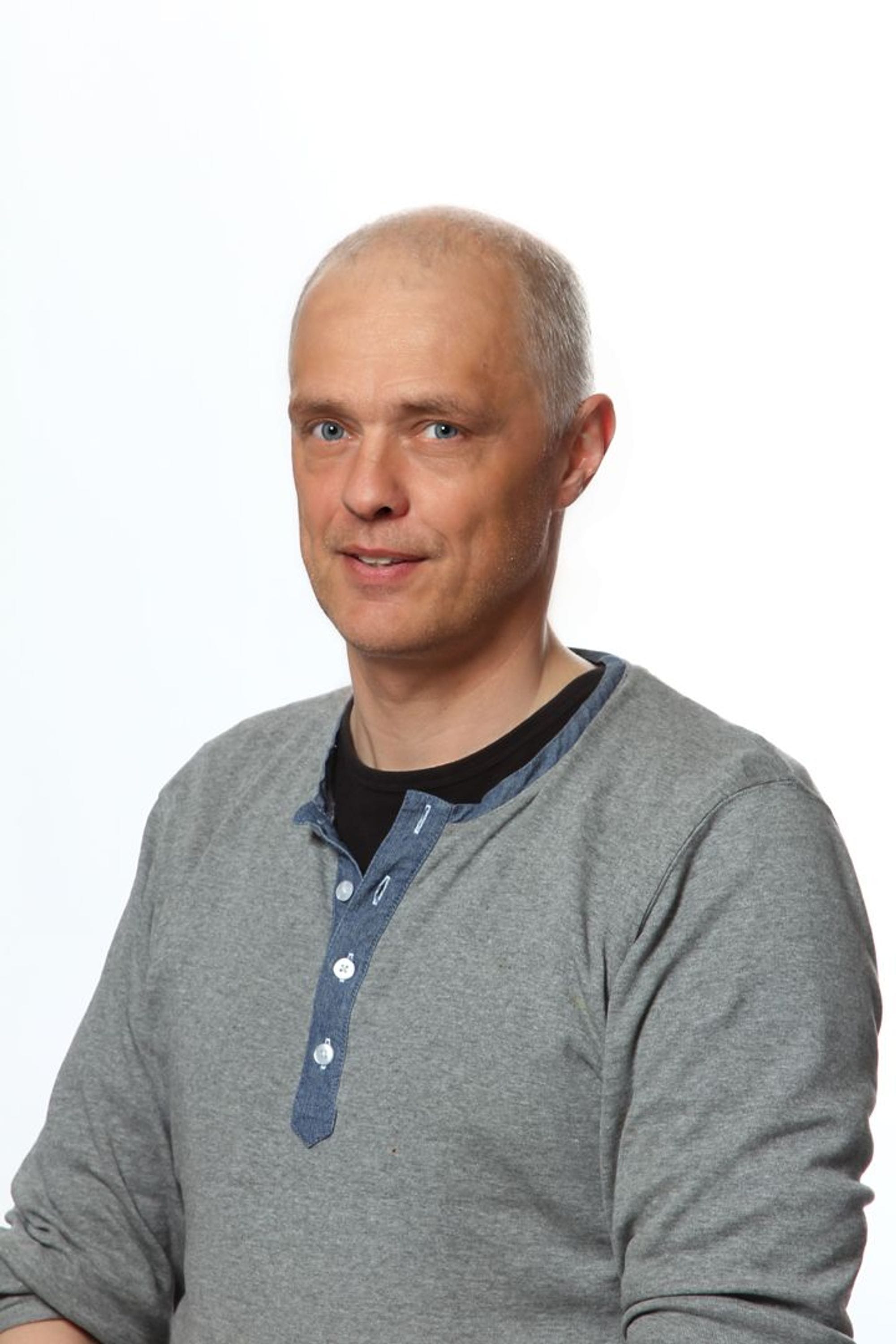 Svart hvít andlitsmynd af manni