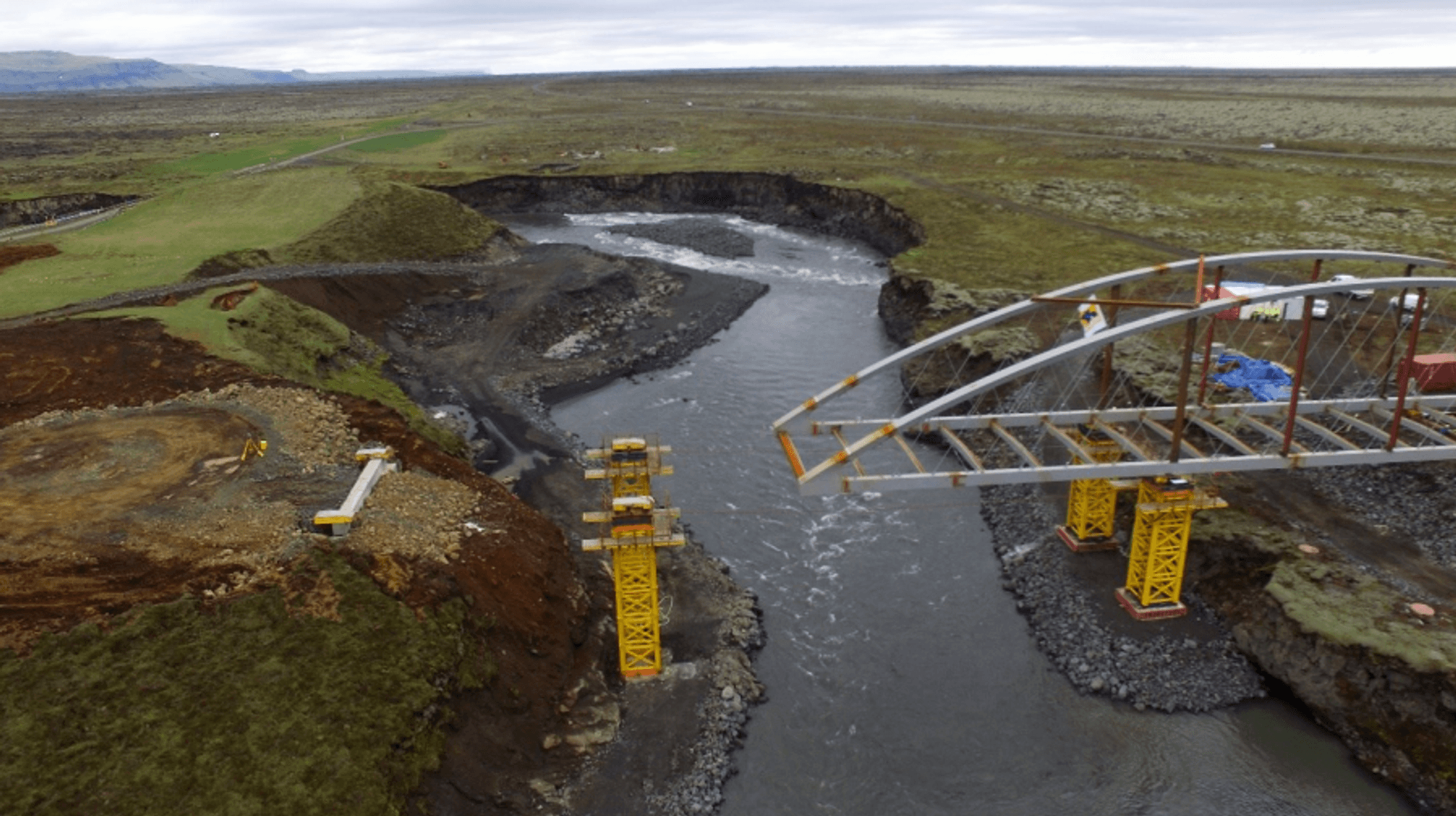 Brú í smíðum.