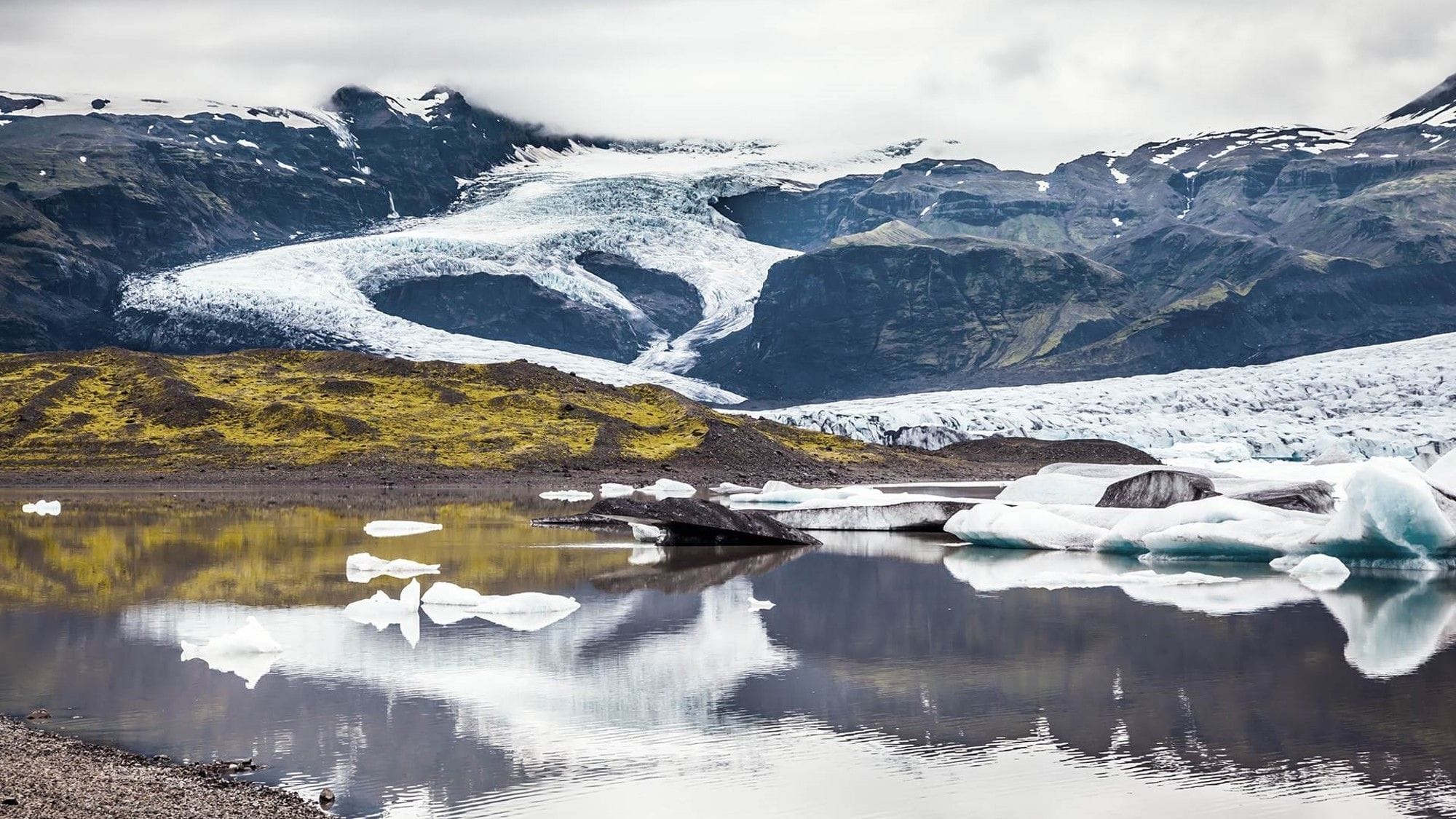 Jökull og stöðuvatn.