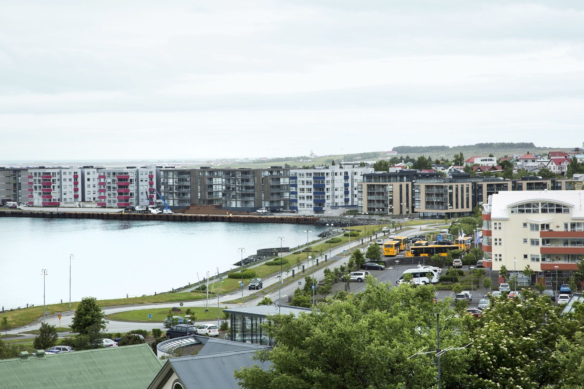 Íbúðarbyggð við hafið.