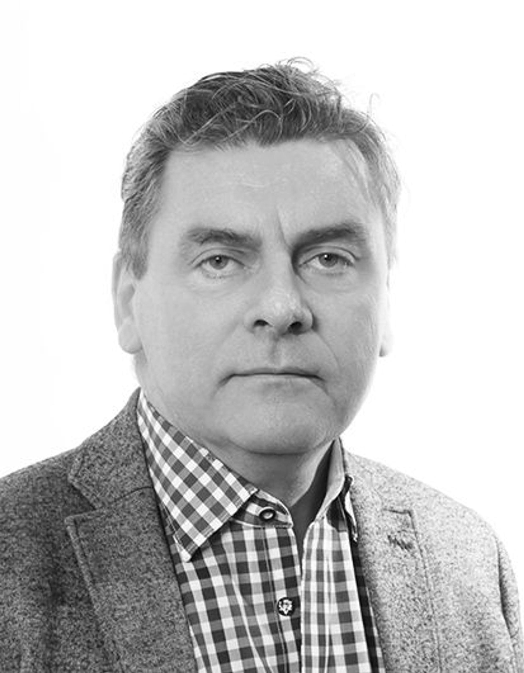 Svart hvít andlitsmynd af manni
