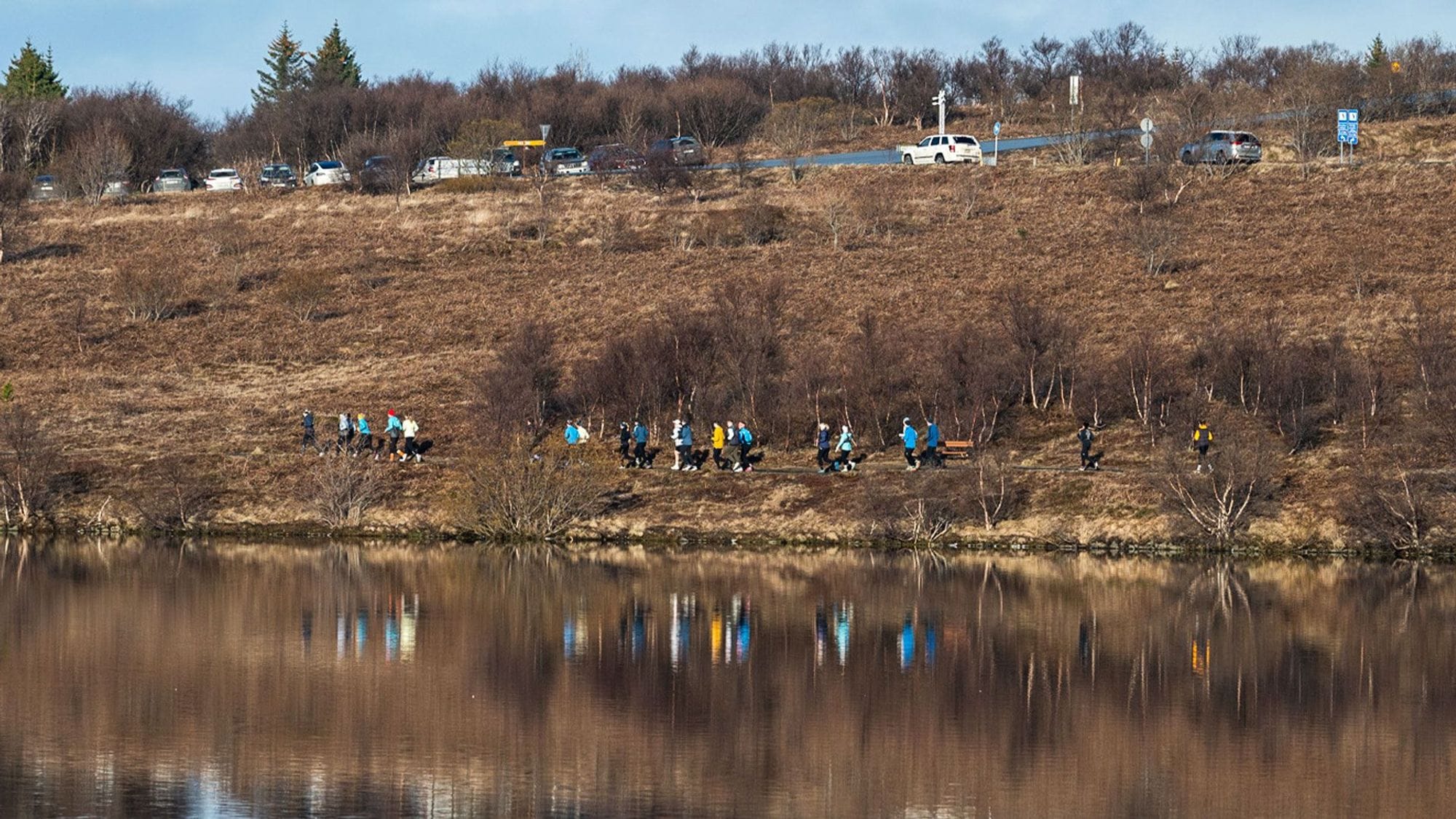 Fólk í útihlaupi við vatn.