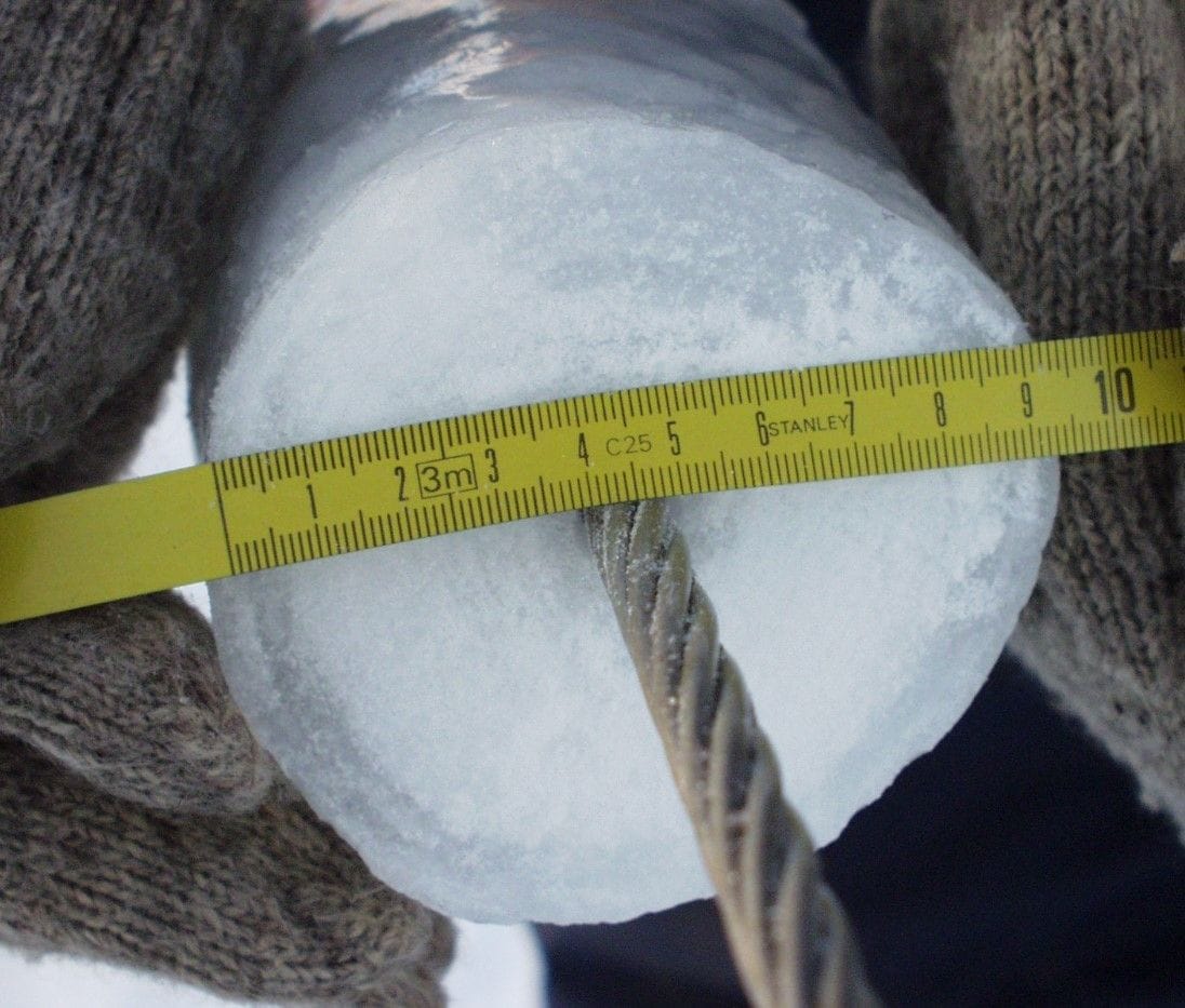 Hringlaga áhleðsla slydduísingar. Leiðari hefur snúist nokkra hringi og klaki sem er rúmir 9 cm lagst utan um leiðara.