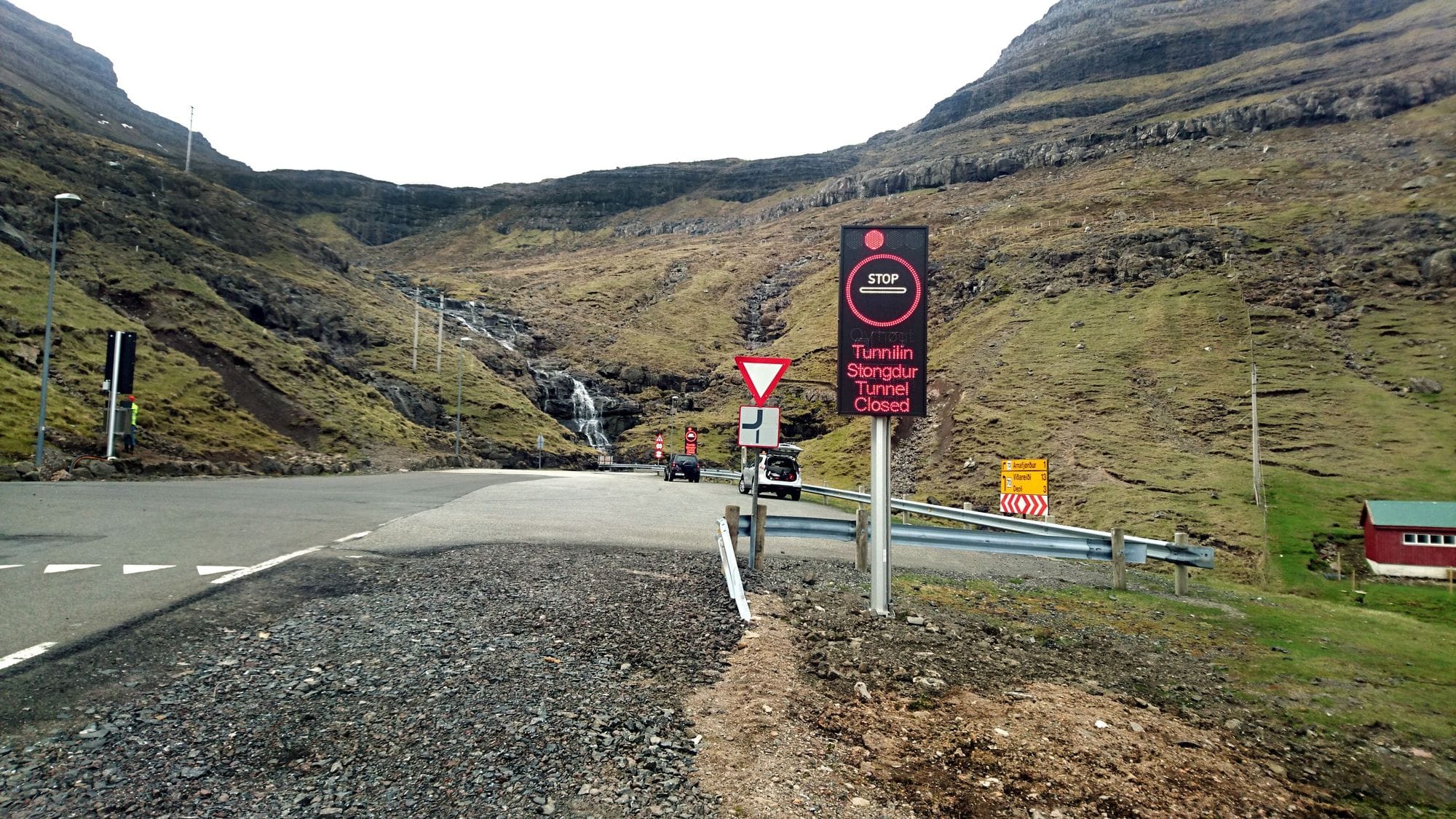Jarðgöng í fjallshlíð.