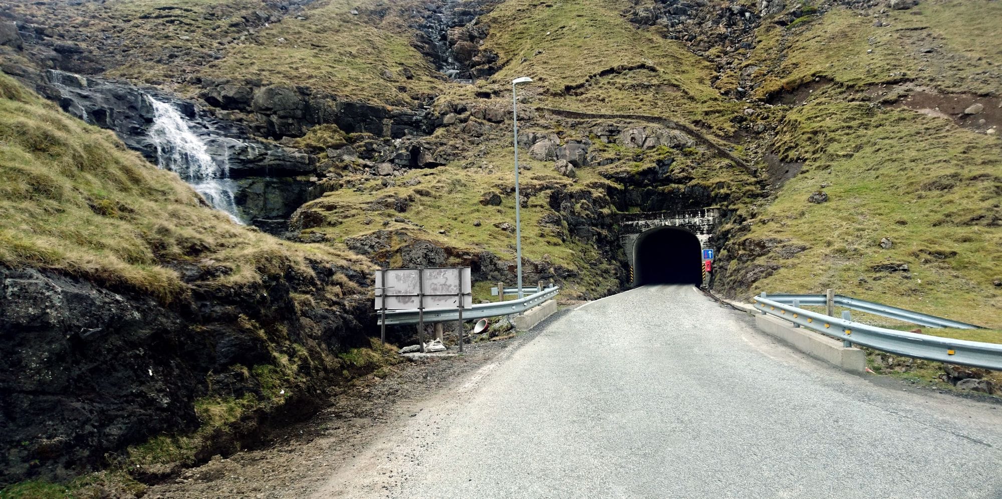 Jarðgöng í fjallshlíð.