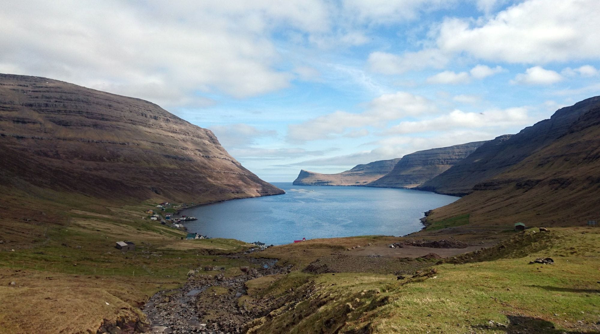 Þorp við hafið inni í firði.