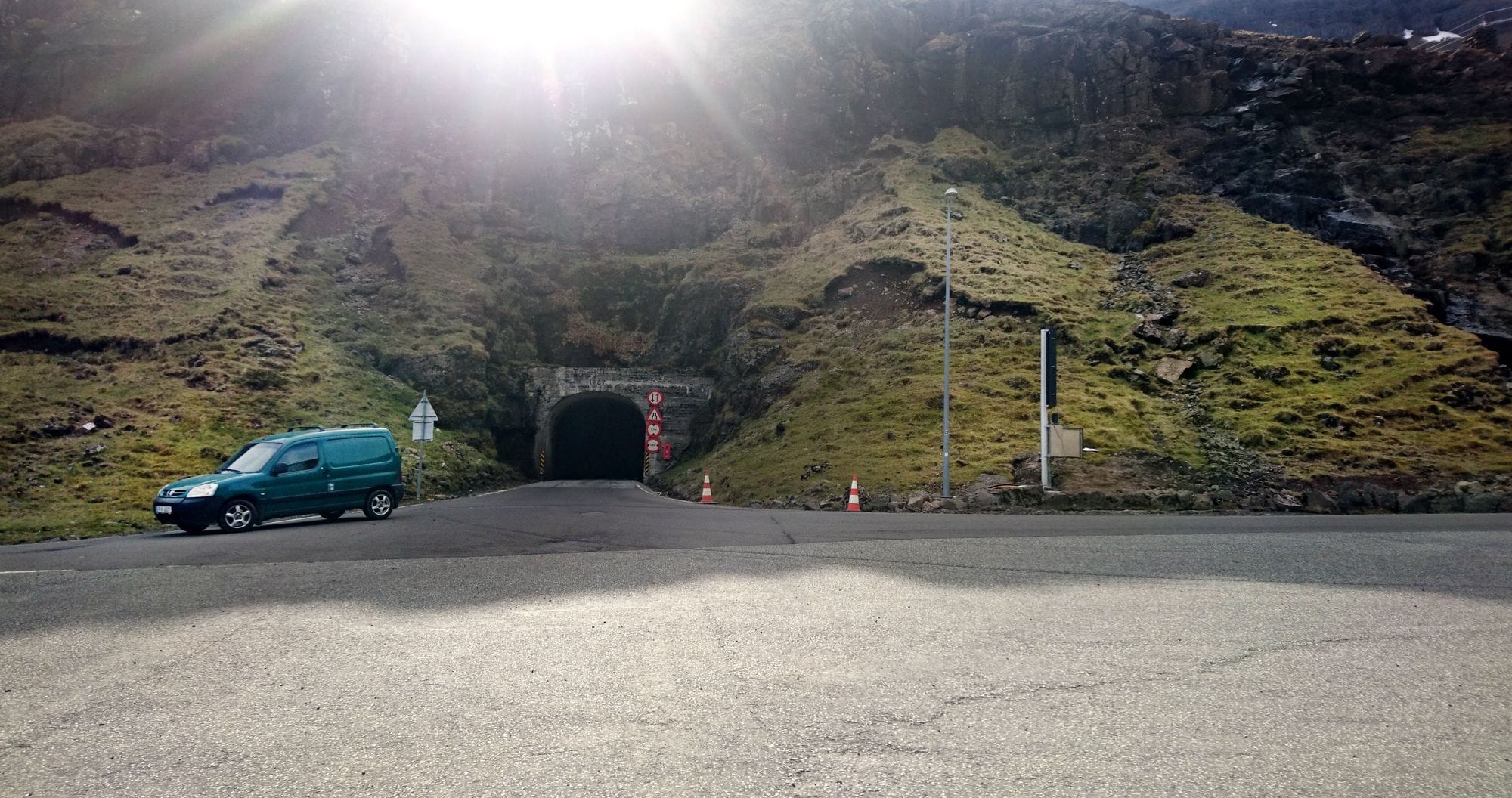 Jarðgöng í fjallshlíð.