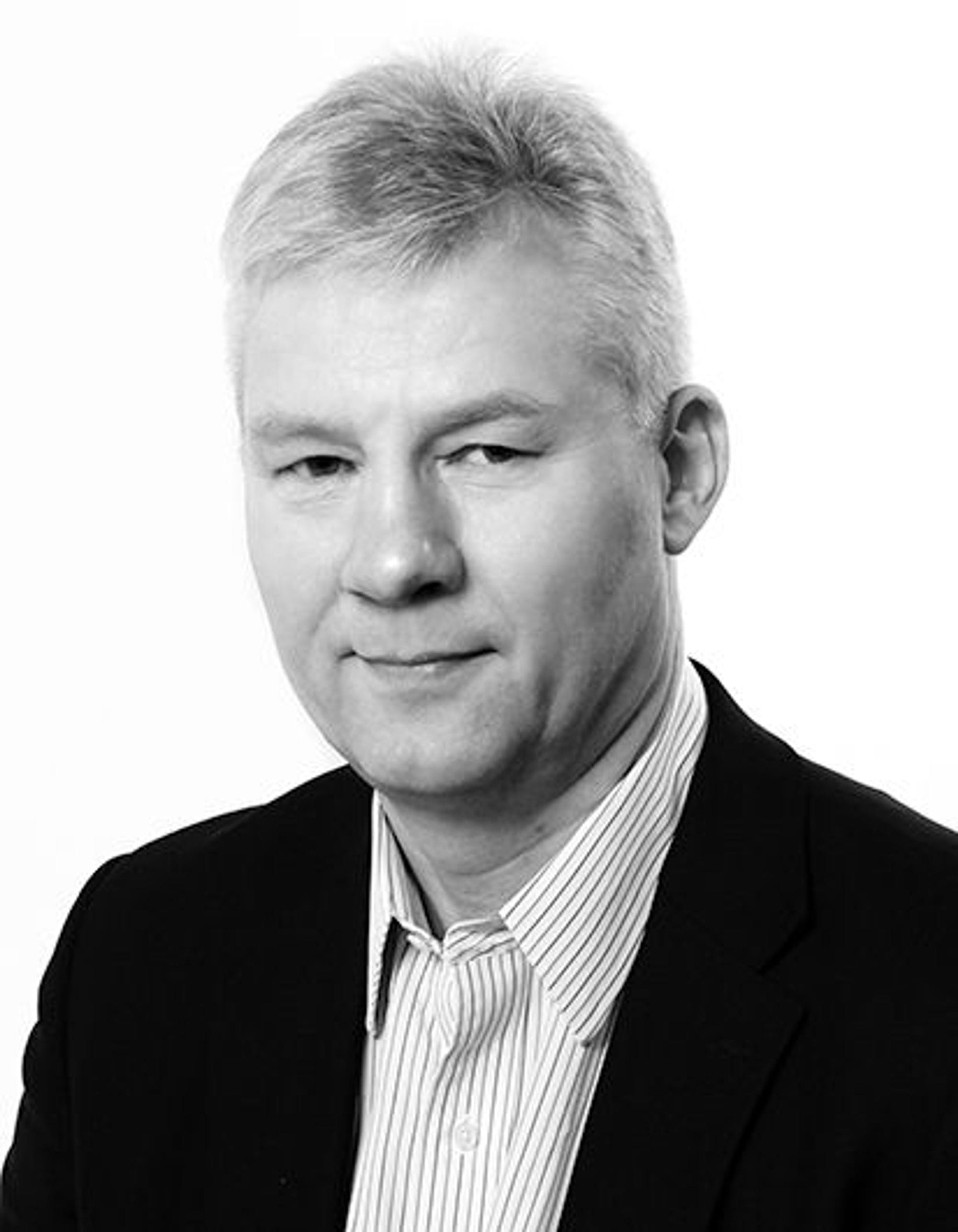 Svart hvít andlitsmynd af manni