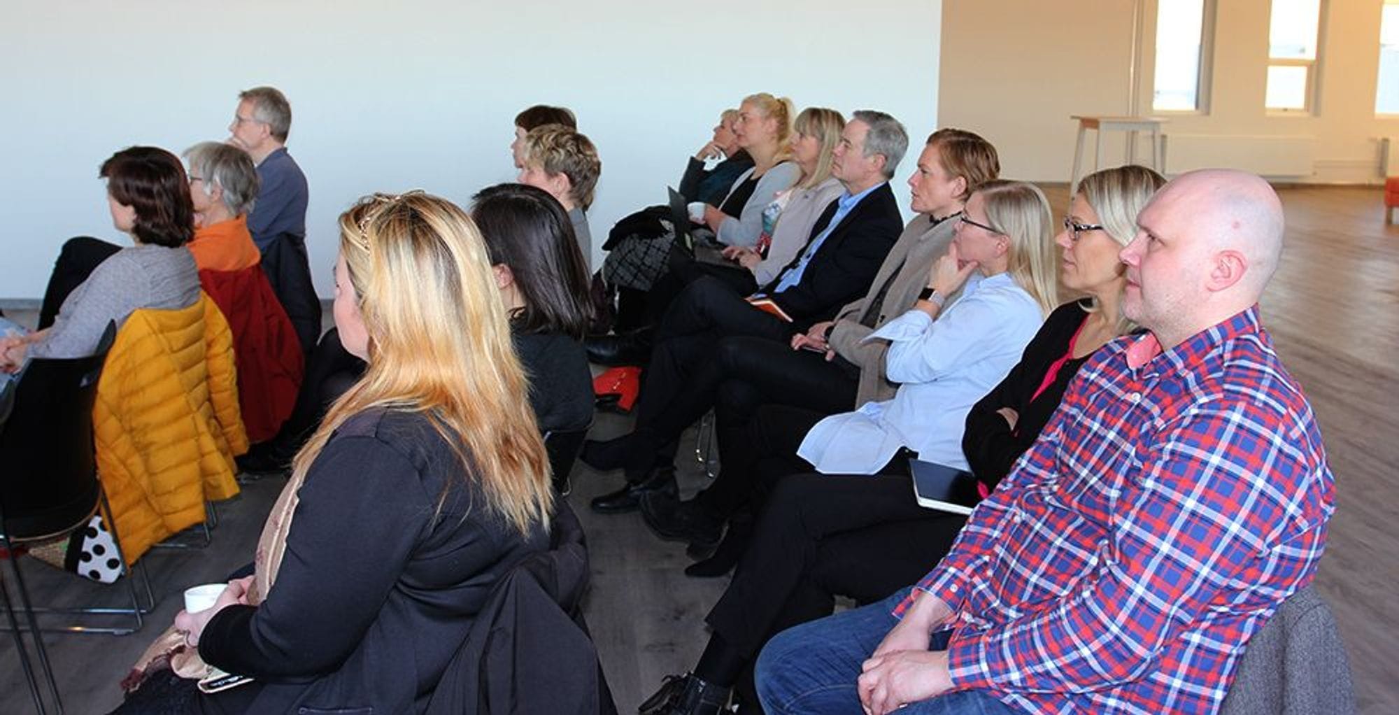 People viewed from the side, who are looking at the same direction