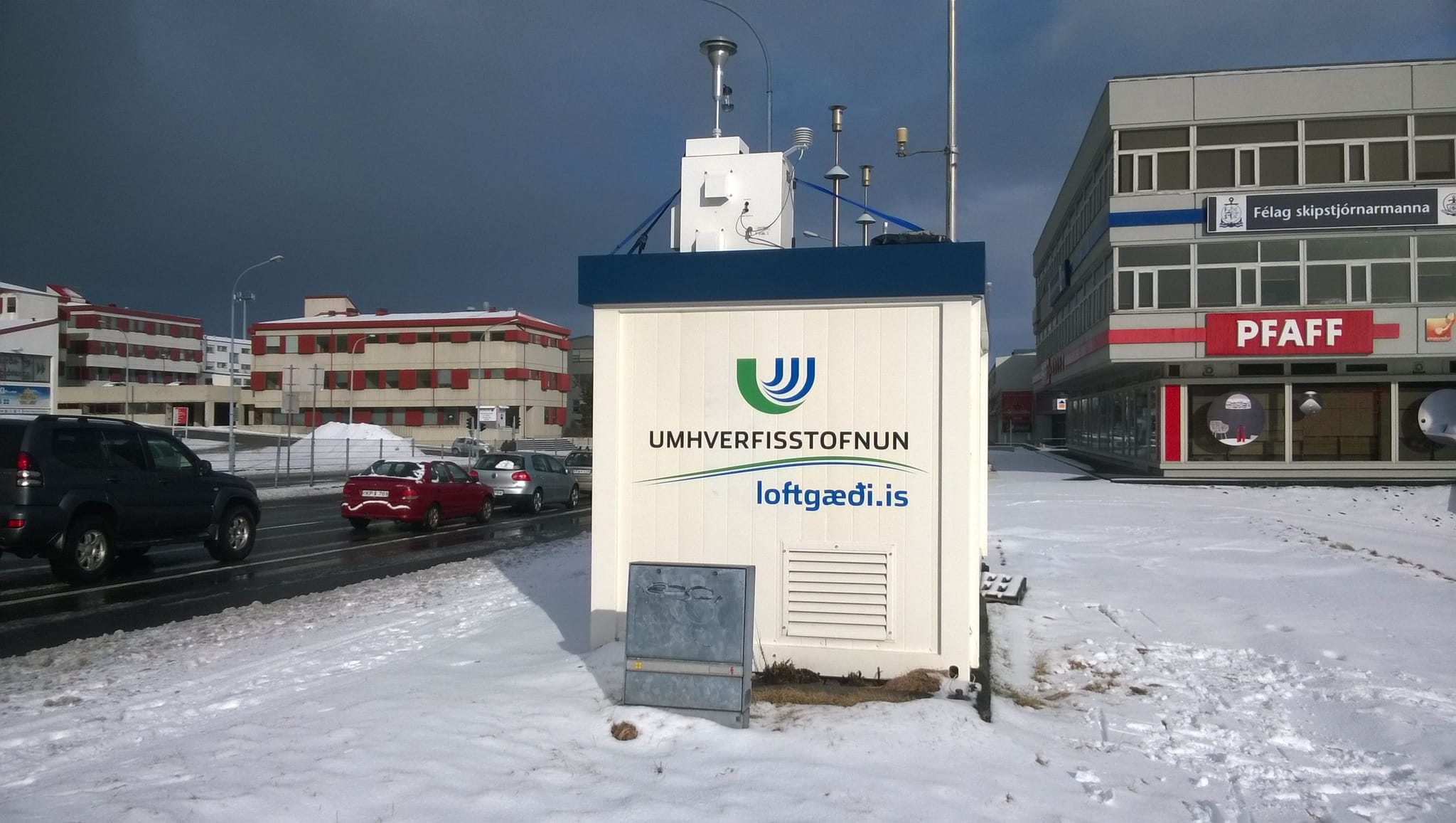 Kofi við veg í Reykjavík.