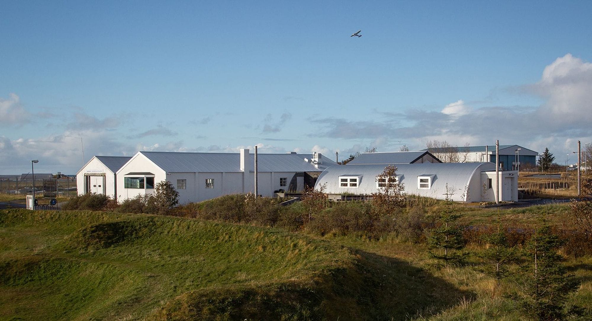 Byggingar við Nauthólsveg um sumar.