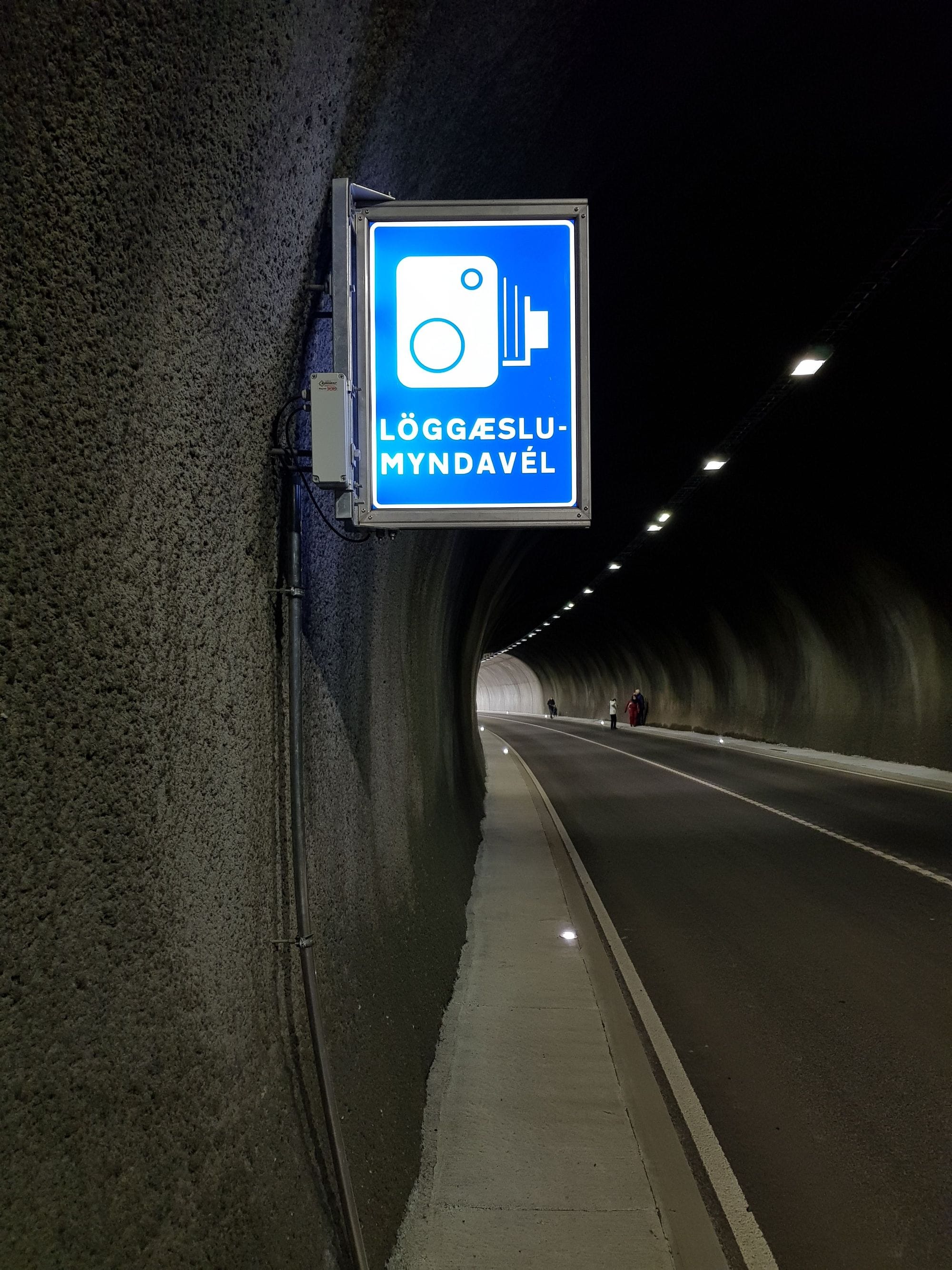 Skilti inni í jarðgöngum.