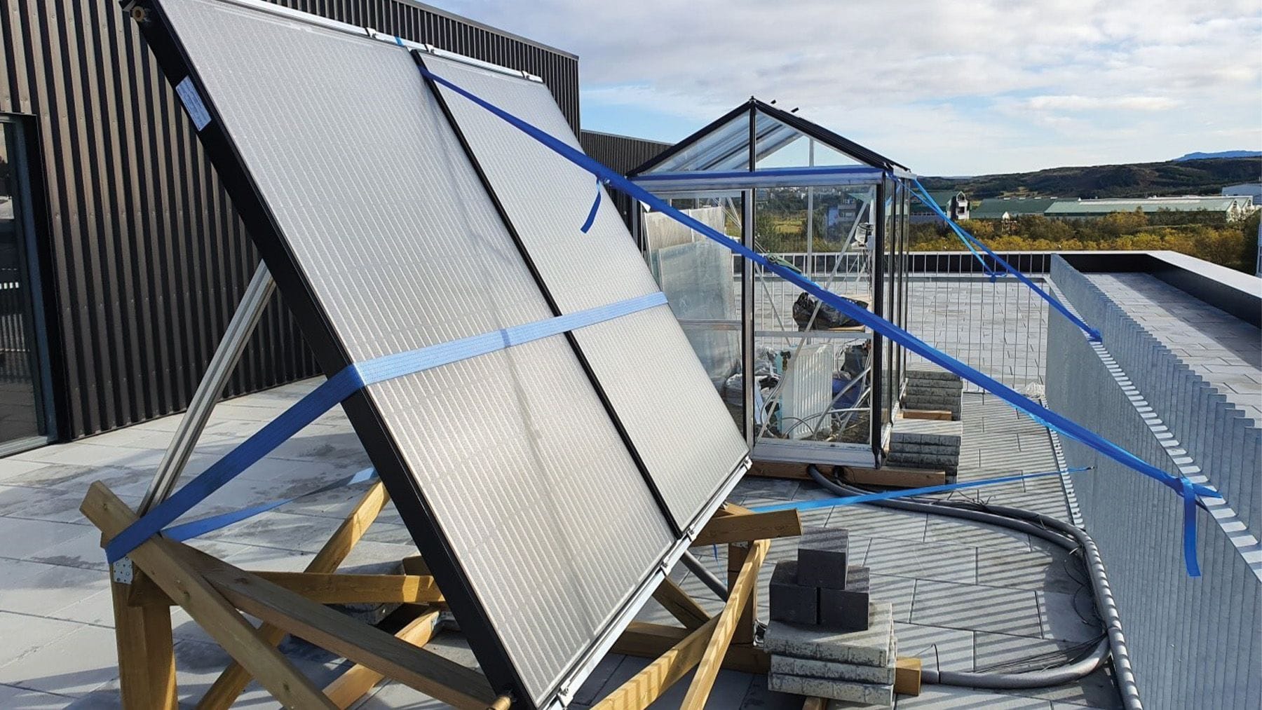 Gróðurhús og sólarpanelar á þaksvölum EFLU að Lynghálsi 4 í Reykjavík.