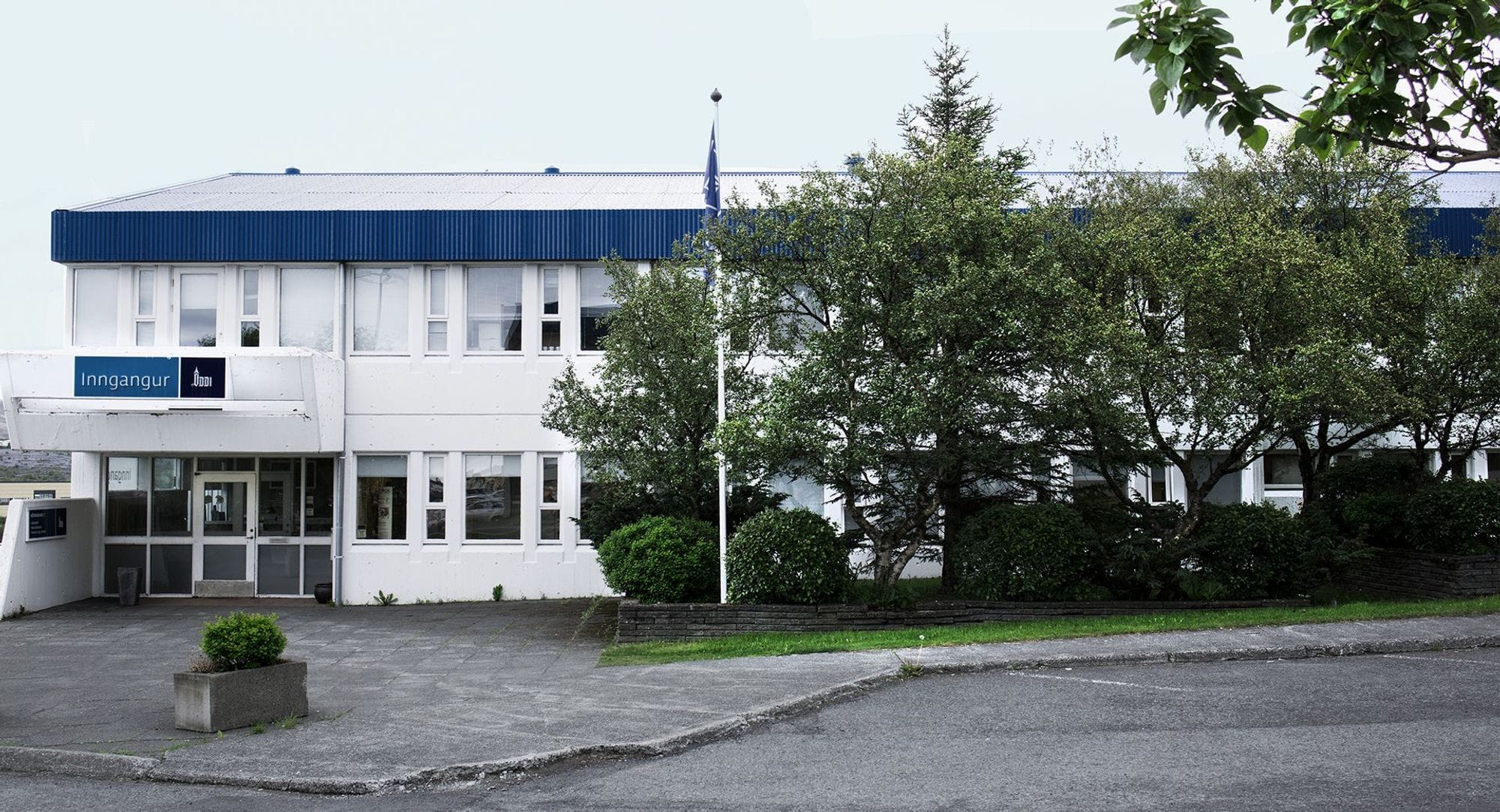 Framhluti á skrifstofubyggingu.