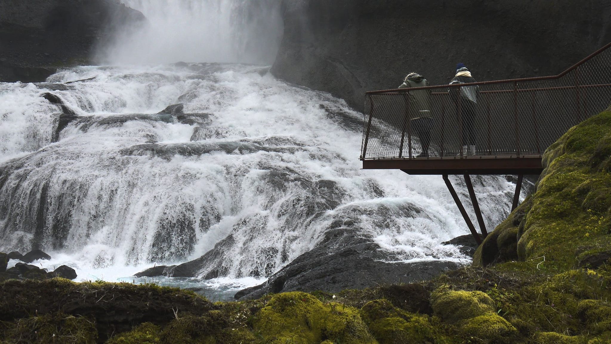 Fólk skoðar foss, Ófærufoss.
