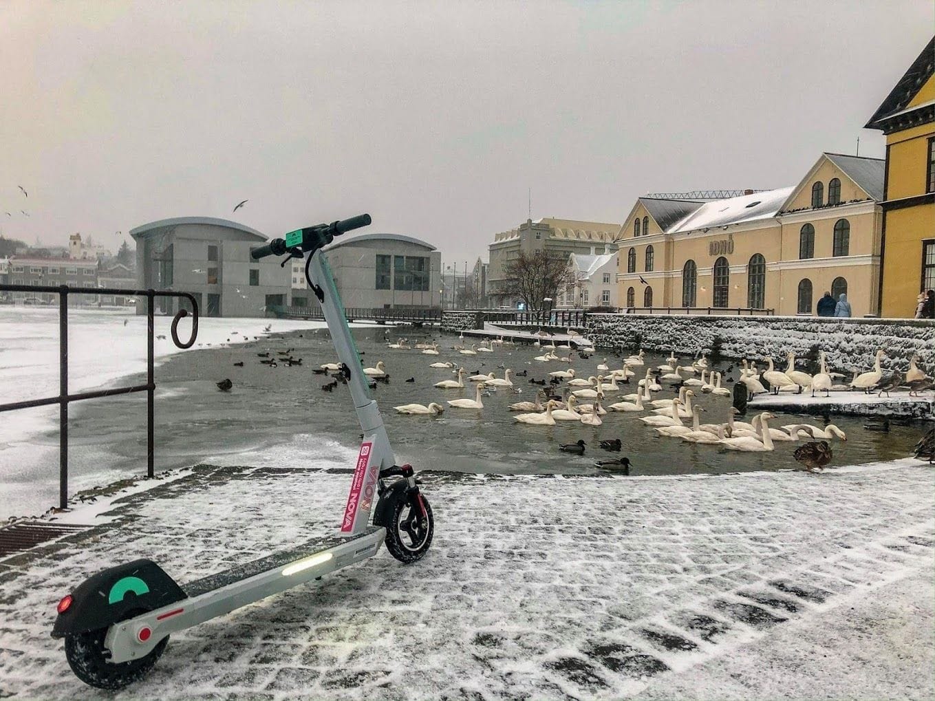 Hopp rafskúta við Tjörnina í miðbæ Reykjavíkur