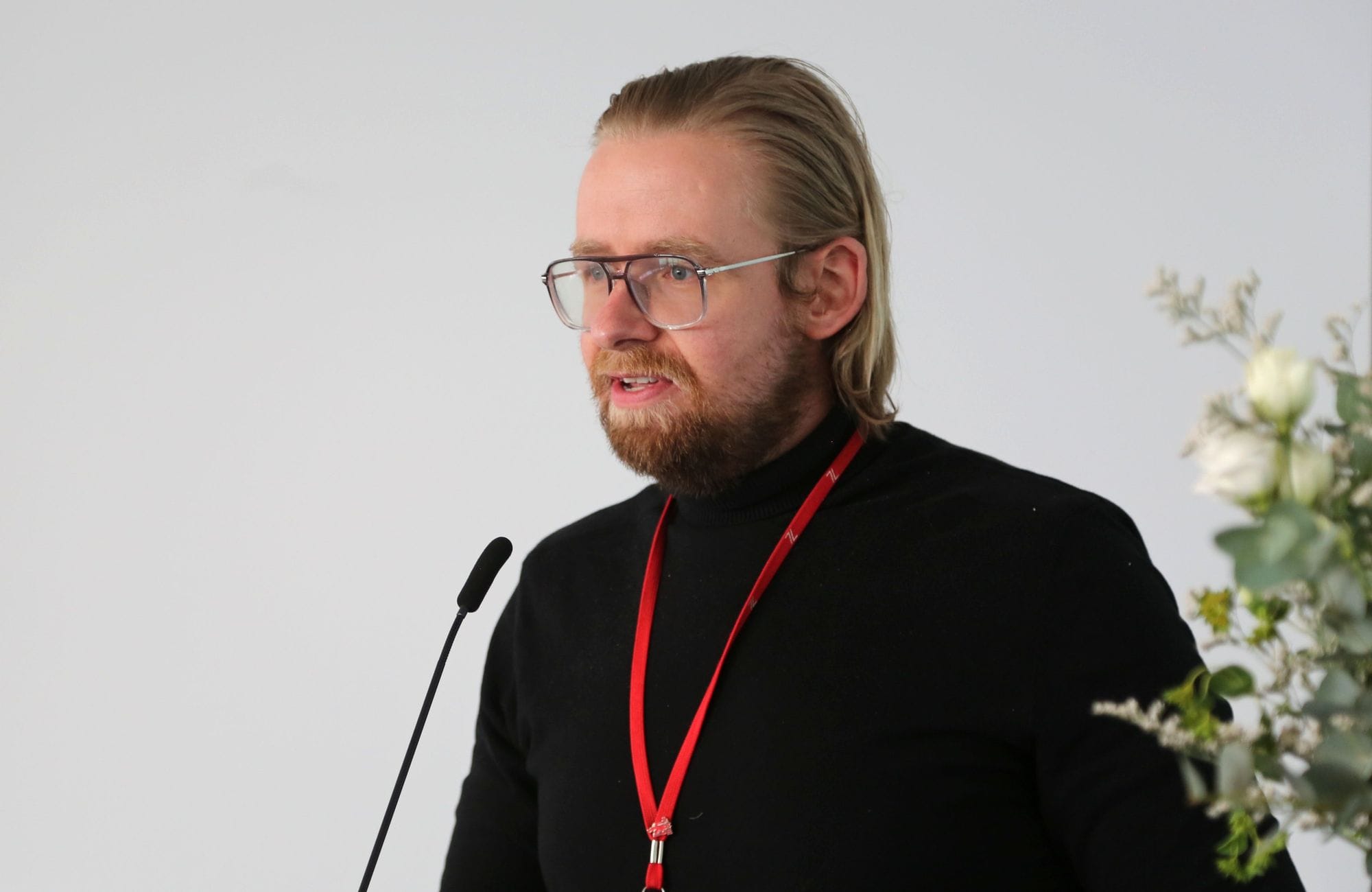 Maður heldur fyrirlestur.