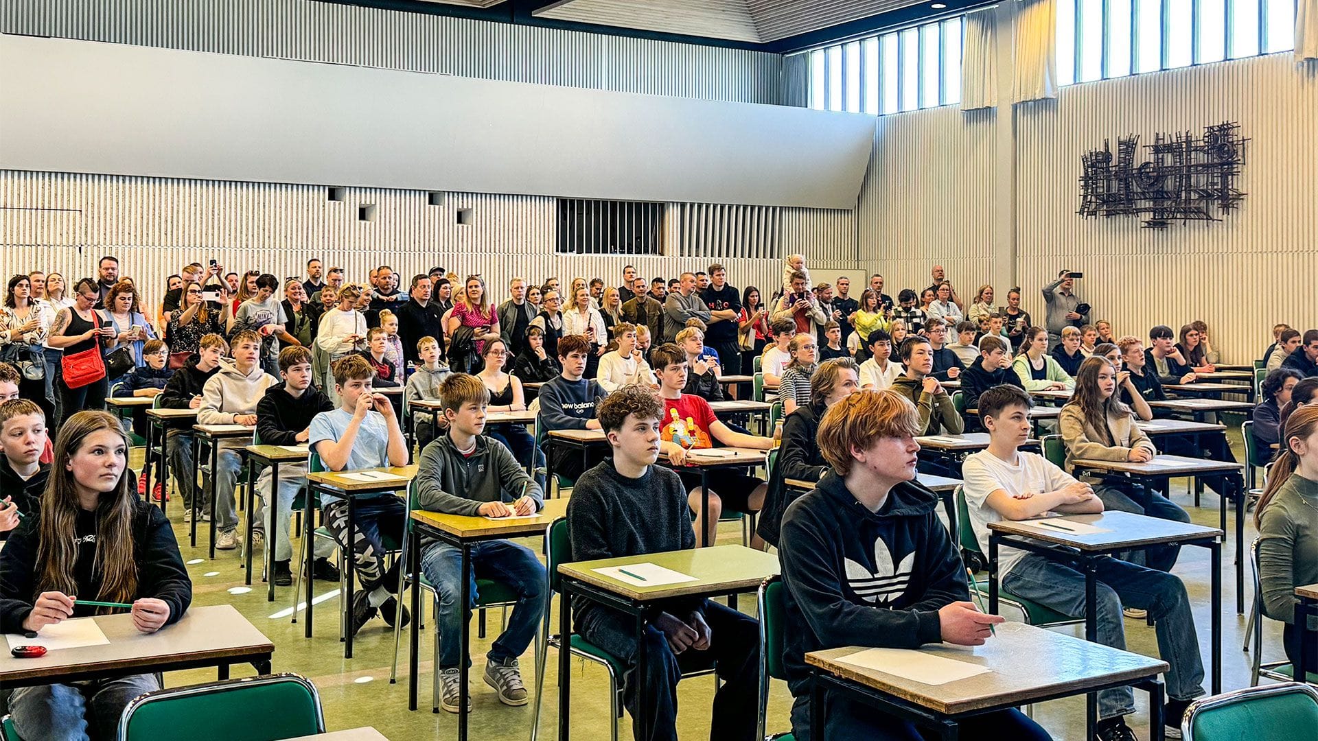 Krakkar á stærðfræðikeppni og fólk að fylgjast með.