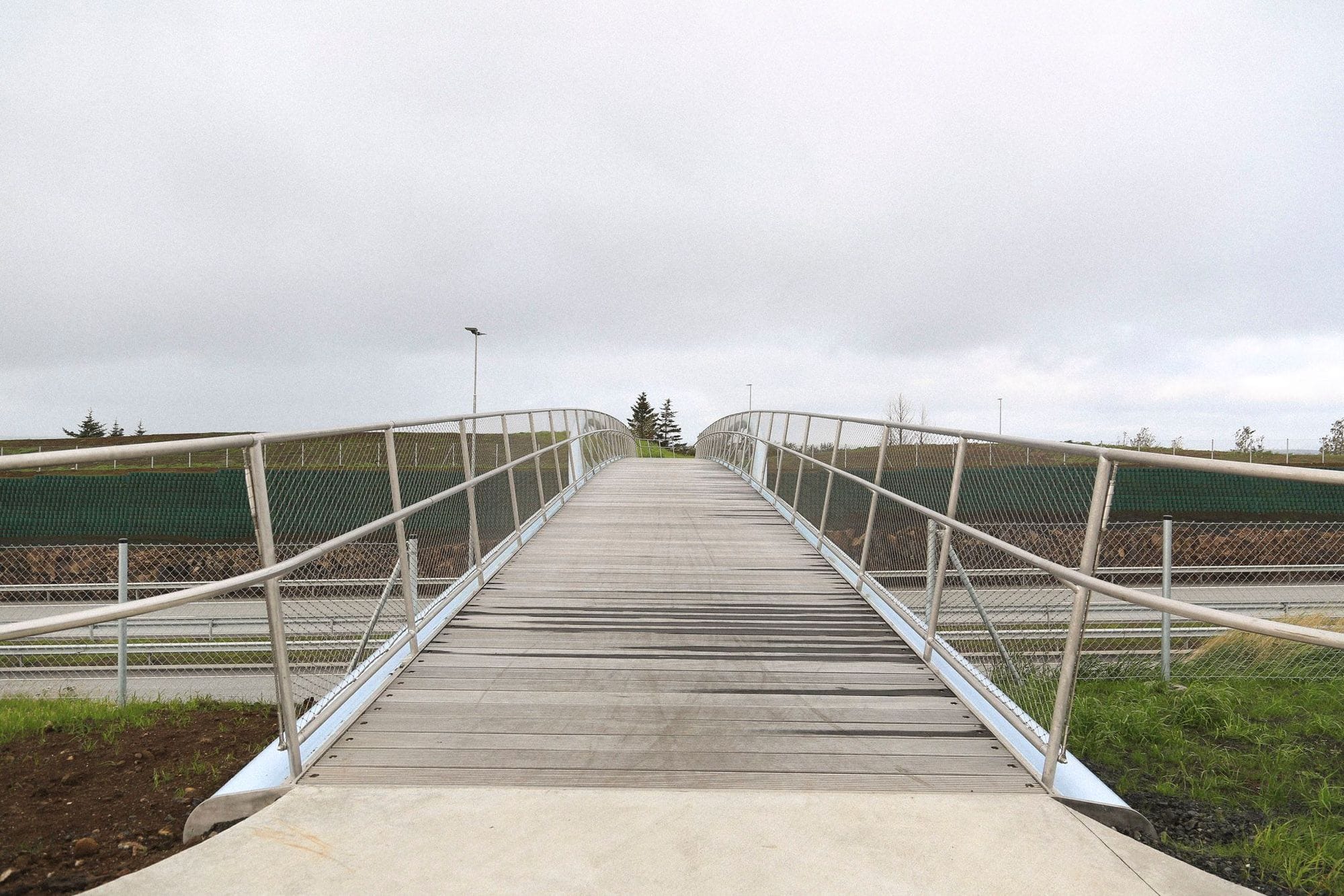 Brú yfir Reykjanesbraut í Hafnarfirði.