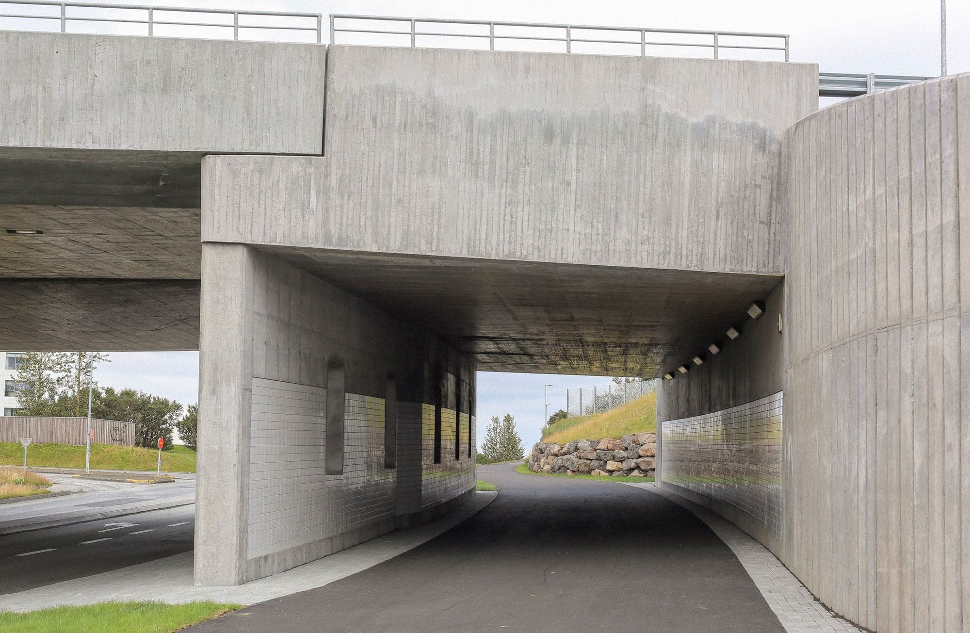Undirgöng undir brú yfir Reykjanesbraut.