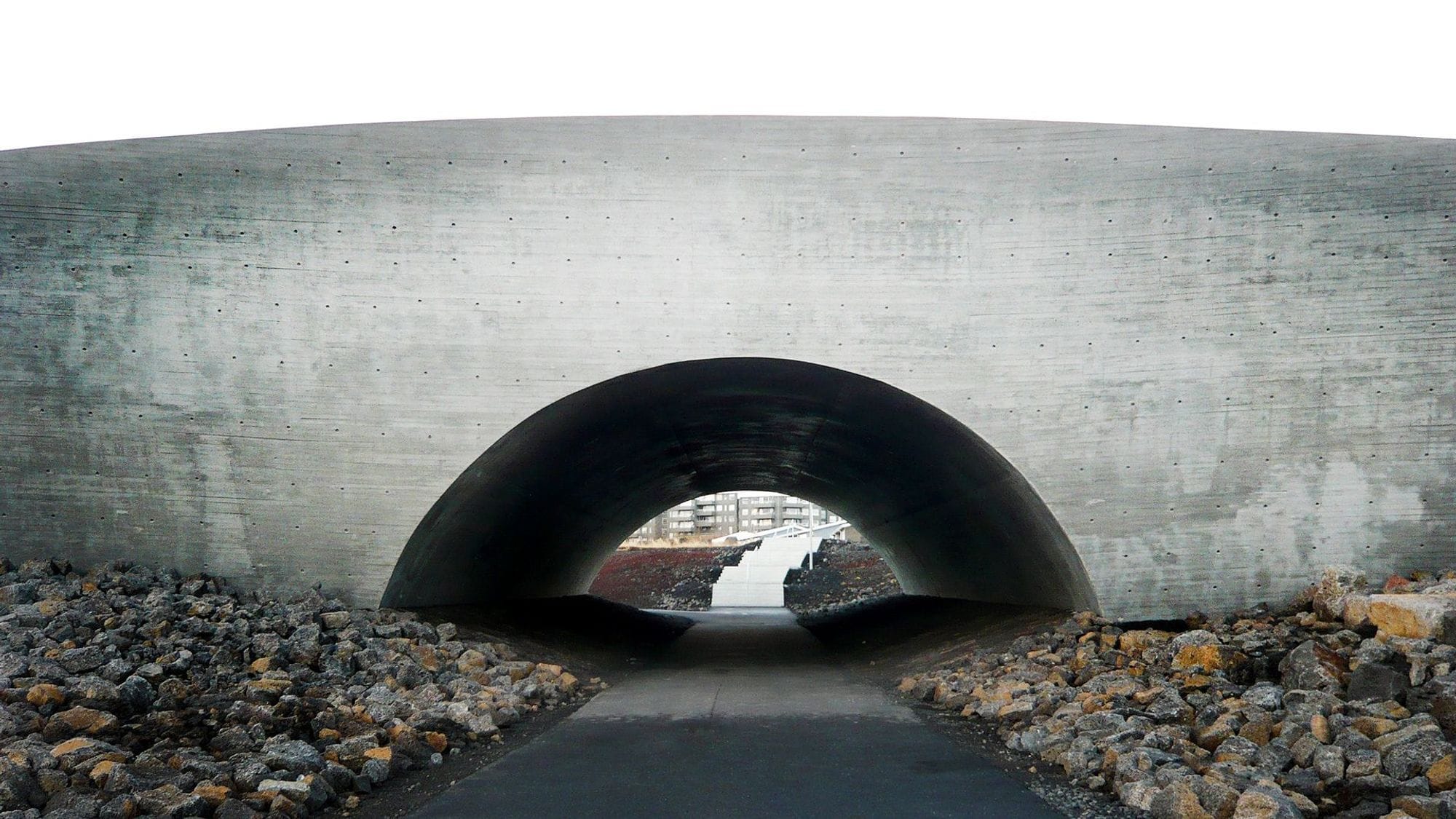 Undirgöng undir brú yfir Reykjanesbraut.