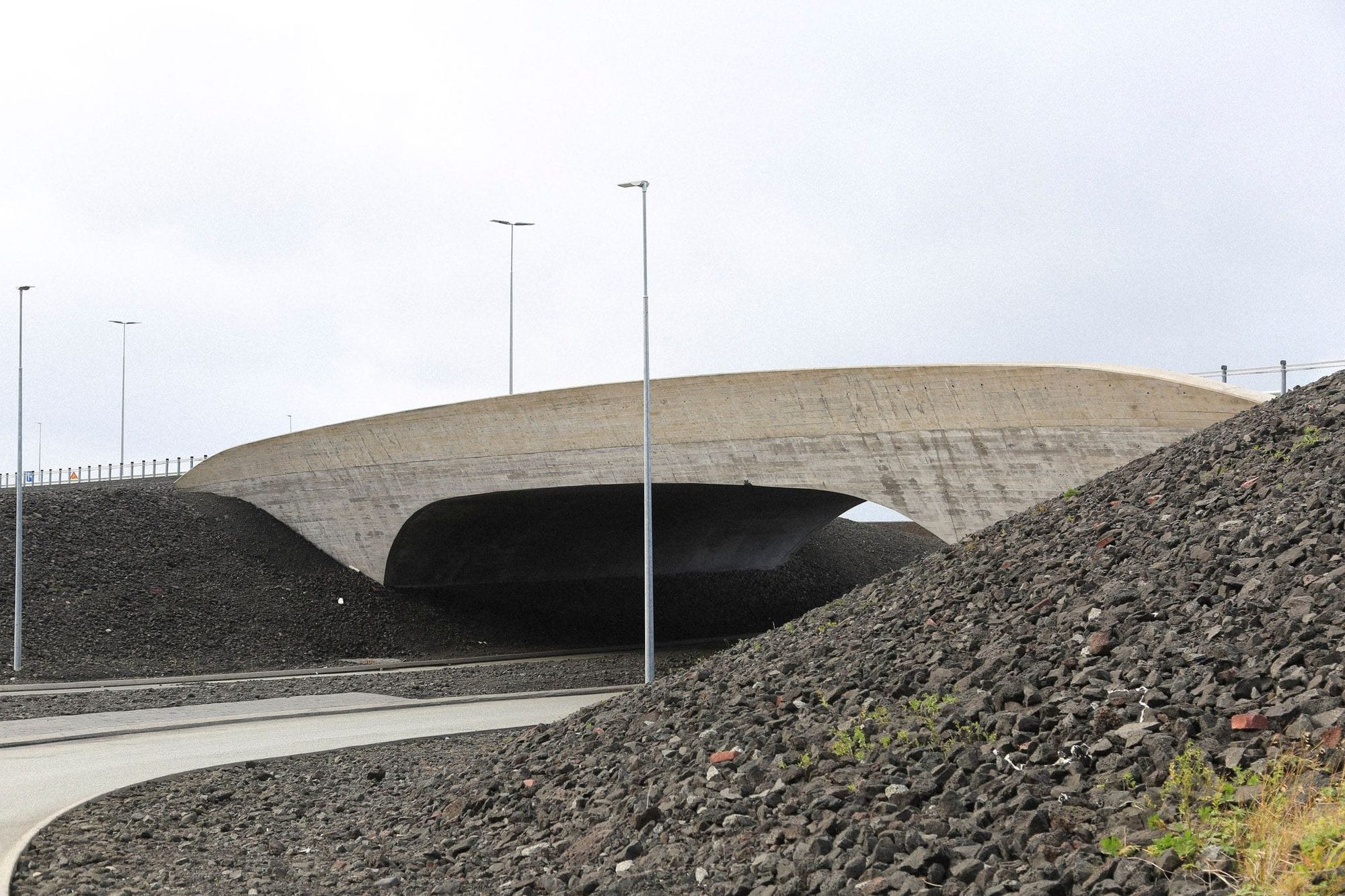 Undirgöng undir brú yfir Reykjanesbraut.