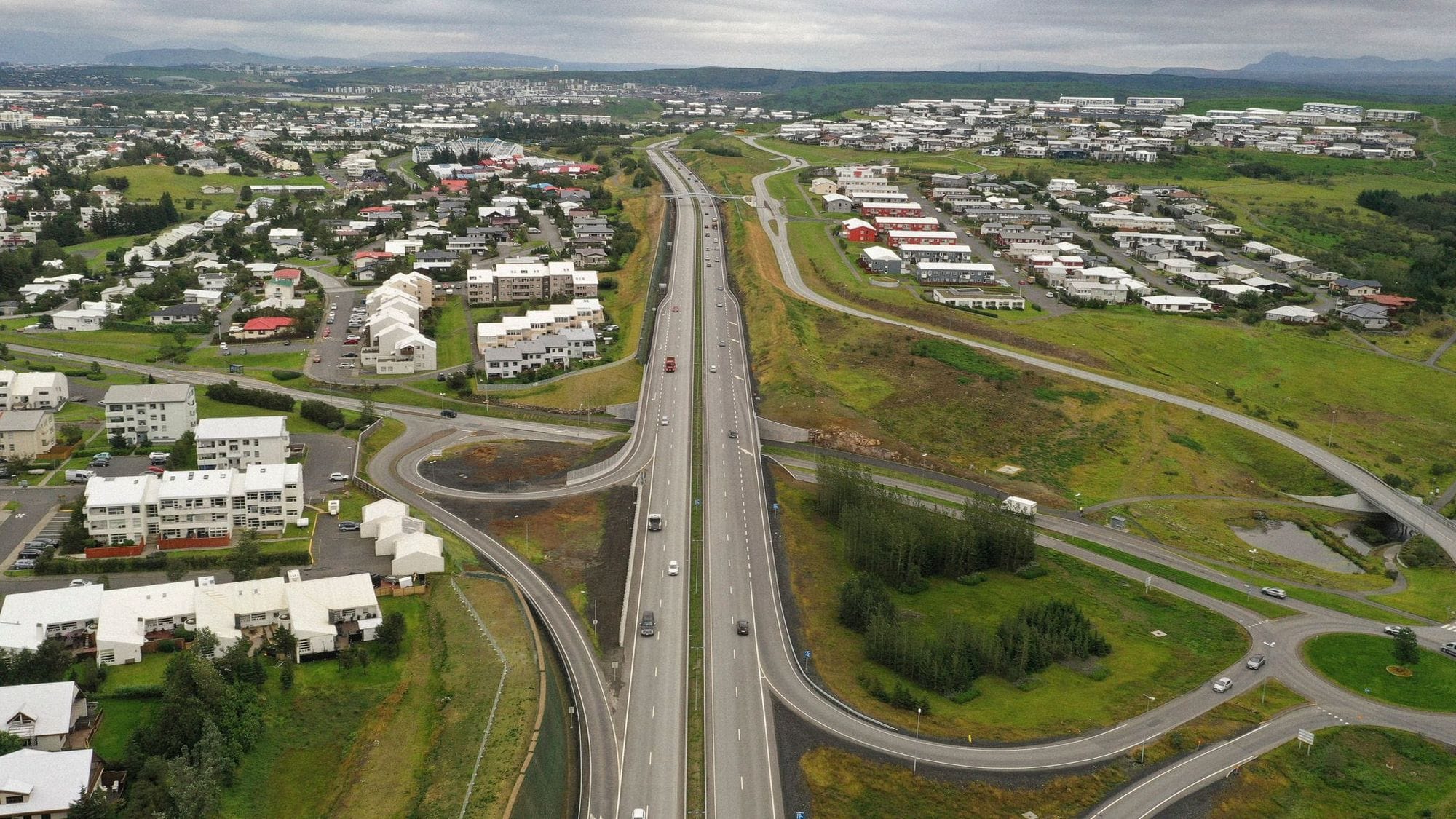 Reykjanesbrautin sé úr lofti þar sem hún liggur í gegnum Hafnarfjörð.