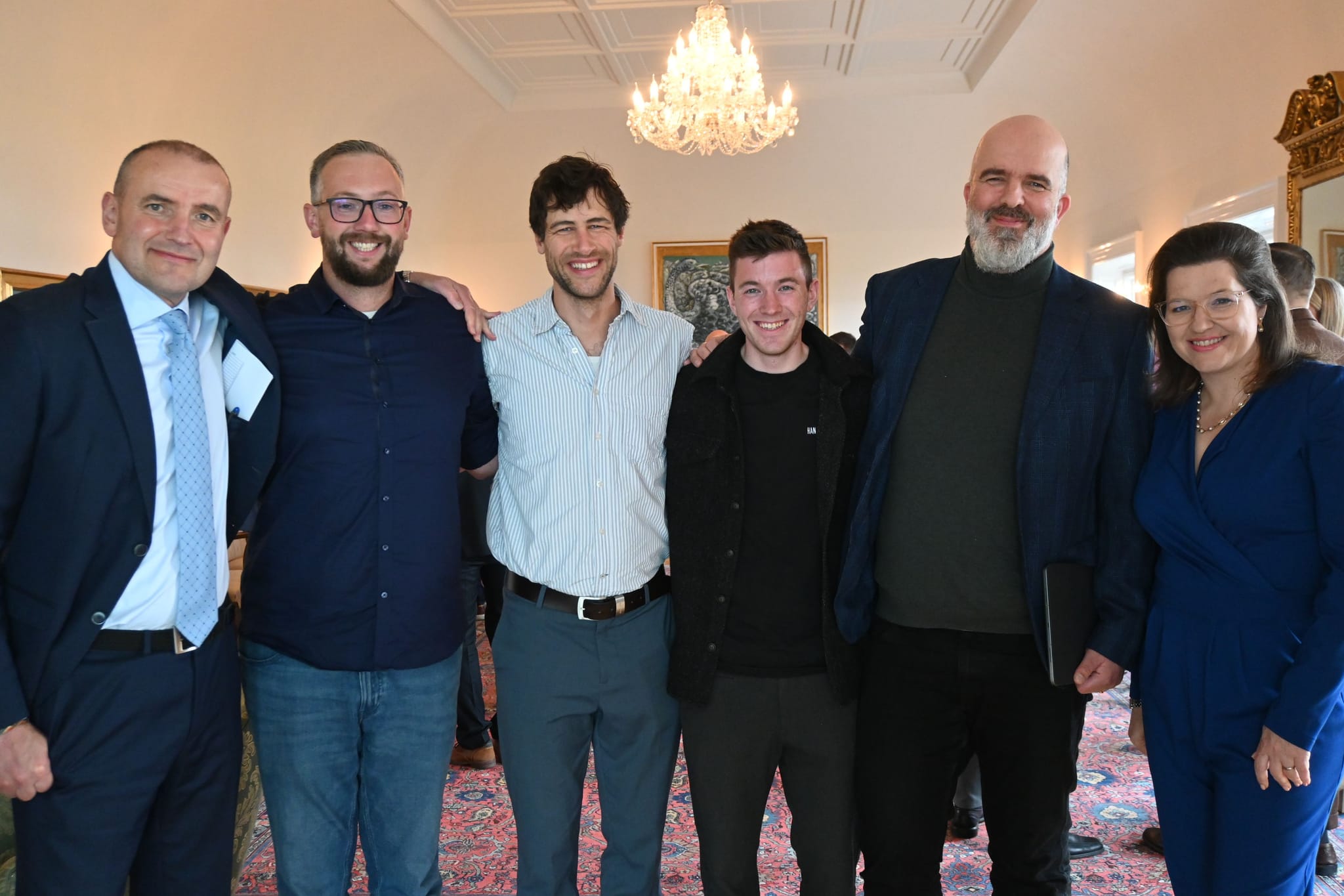 Four EFLA employees pose with the President and First Lady in a photo, all smiling and in the background you can see the festival hall of Bessastaðir