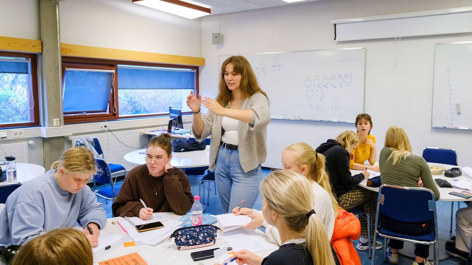 Stelpur og kennari á stærðfræðinámskeiði.