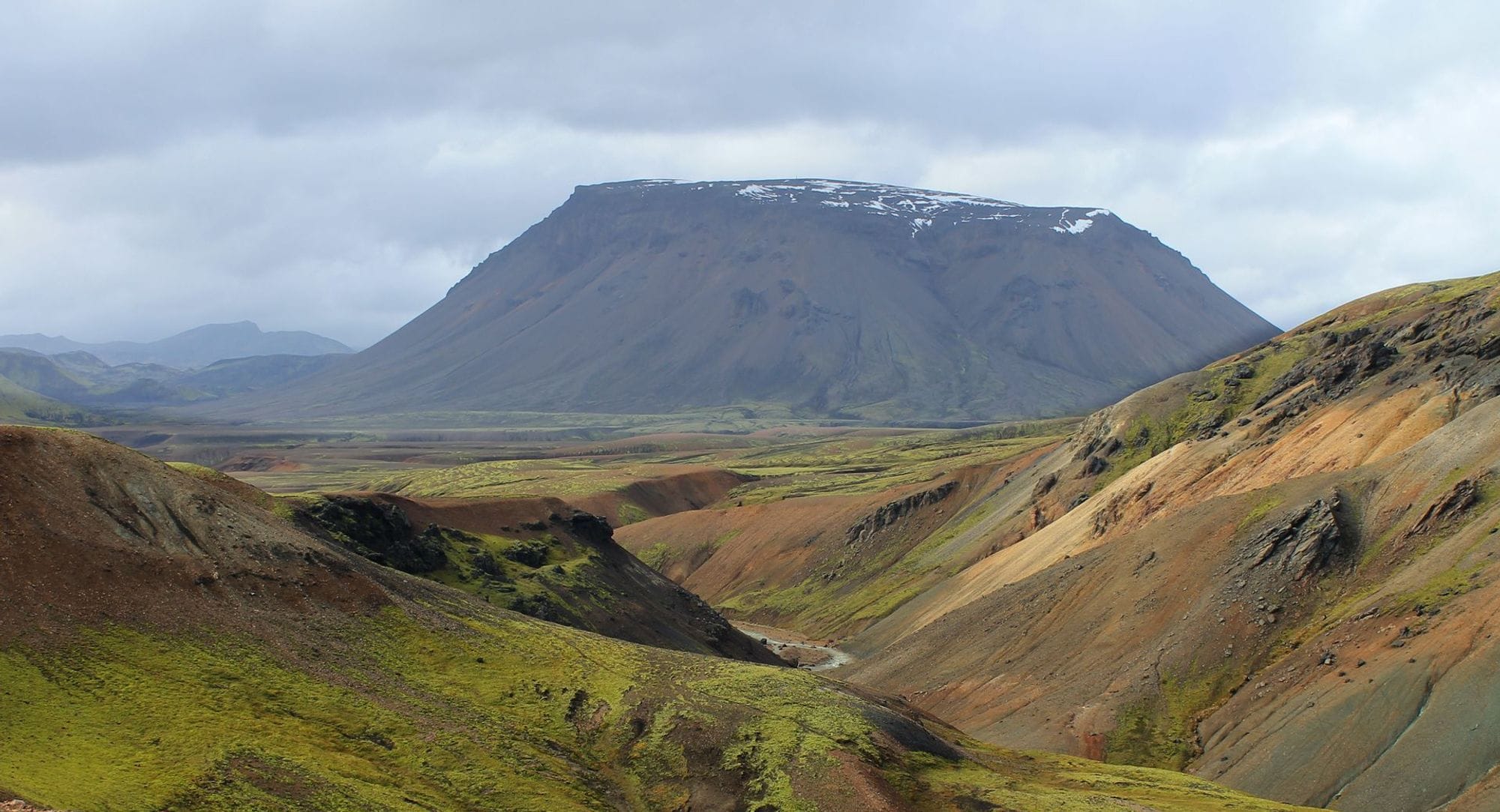 Hálendi með fjall í baksýn.