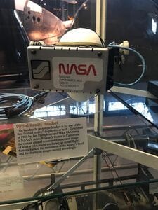 Frumgerð af sýndarveruleikagleraugum smíðuð hjá Nasa árið 1985