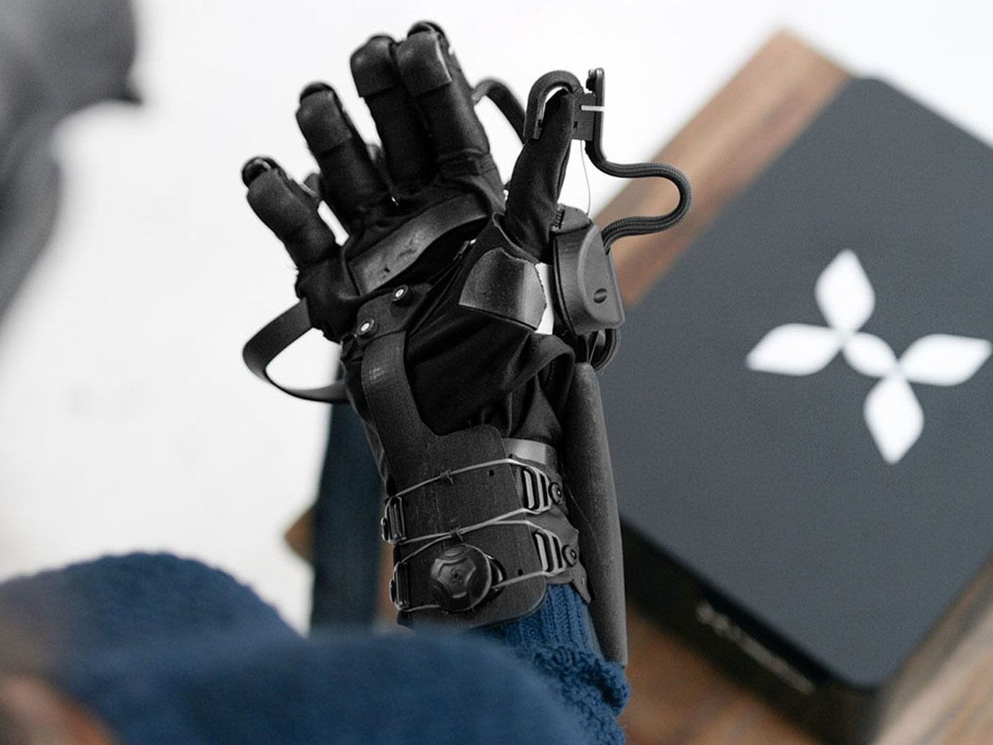 HaptX hanskar á hendi