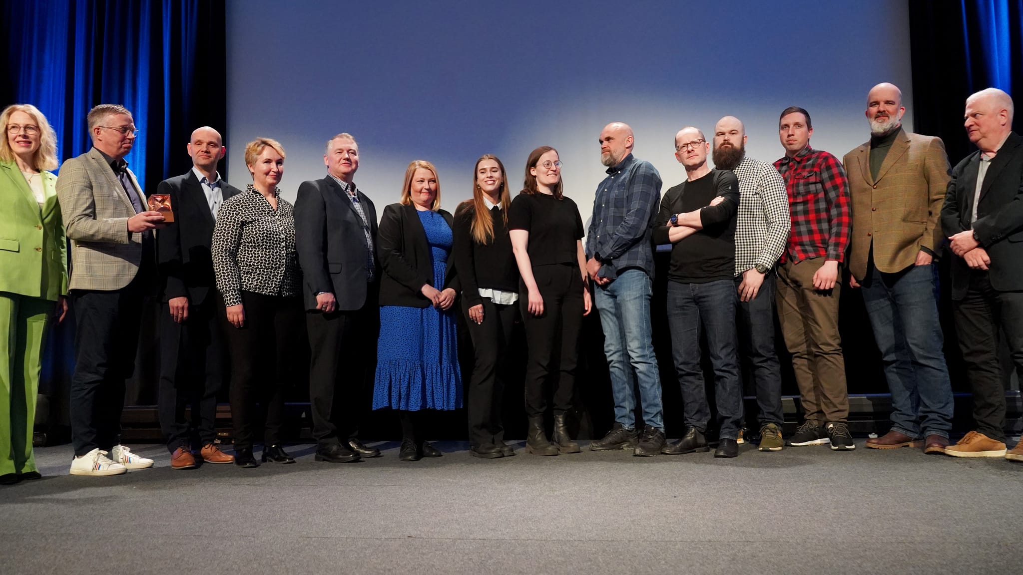 Fólk á sviði.