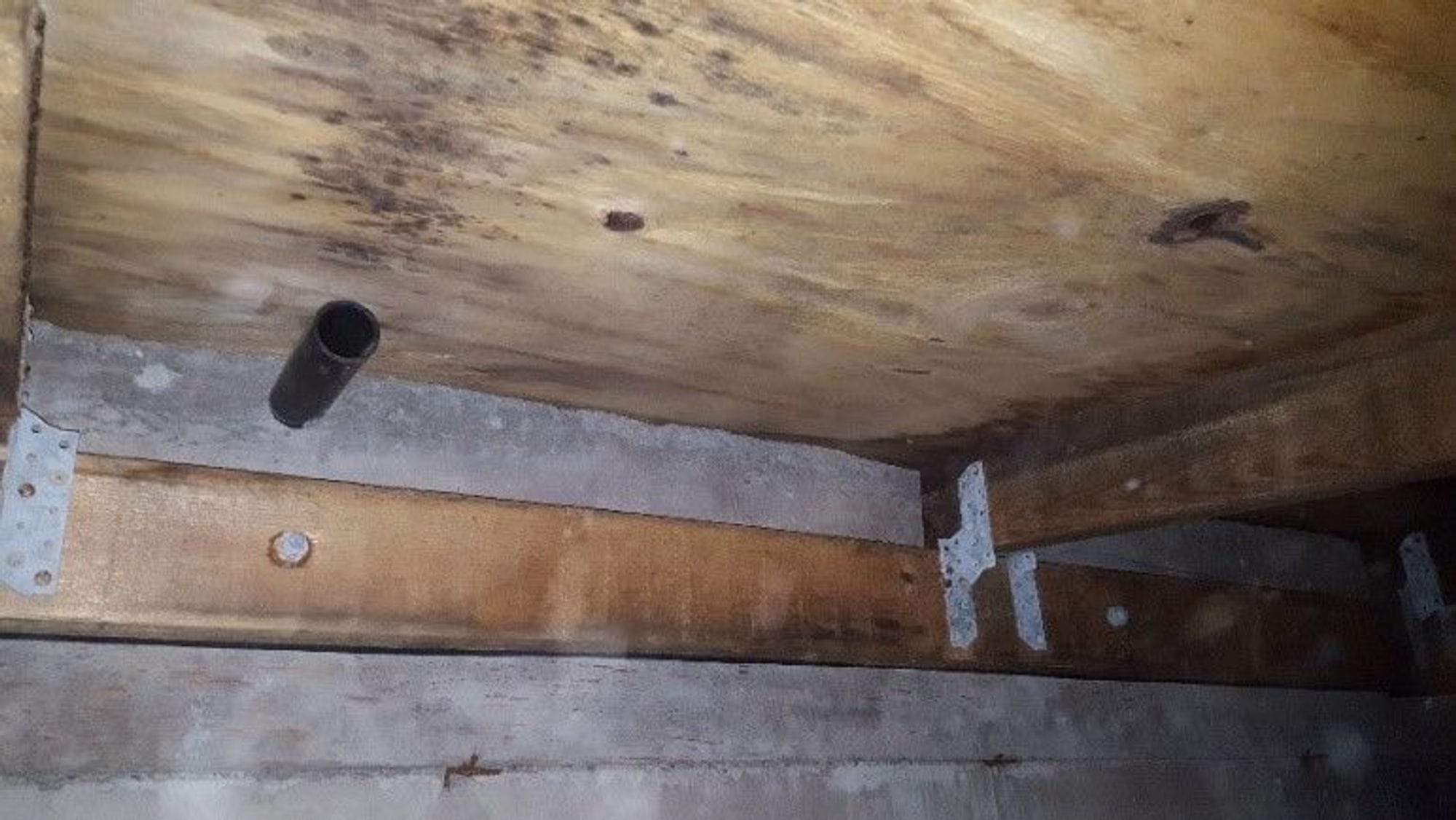 Ljósmynd sem sýnir myglumyndun við inntak lofts í loftrás