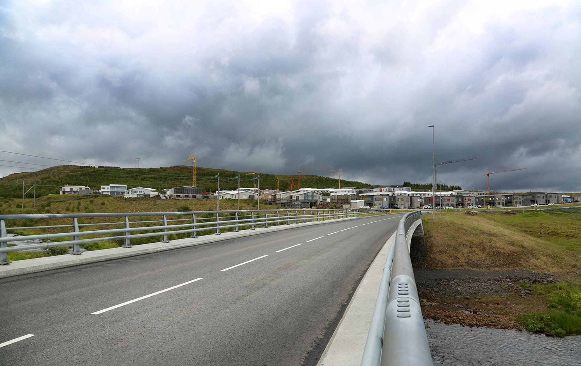 Vegur í átt að íbúðarbyggð.