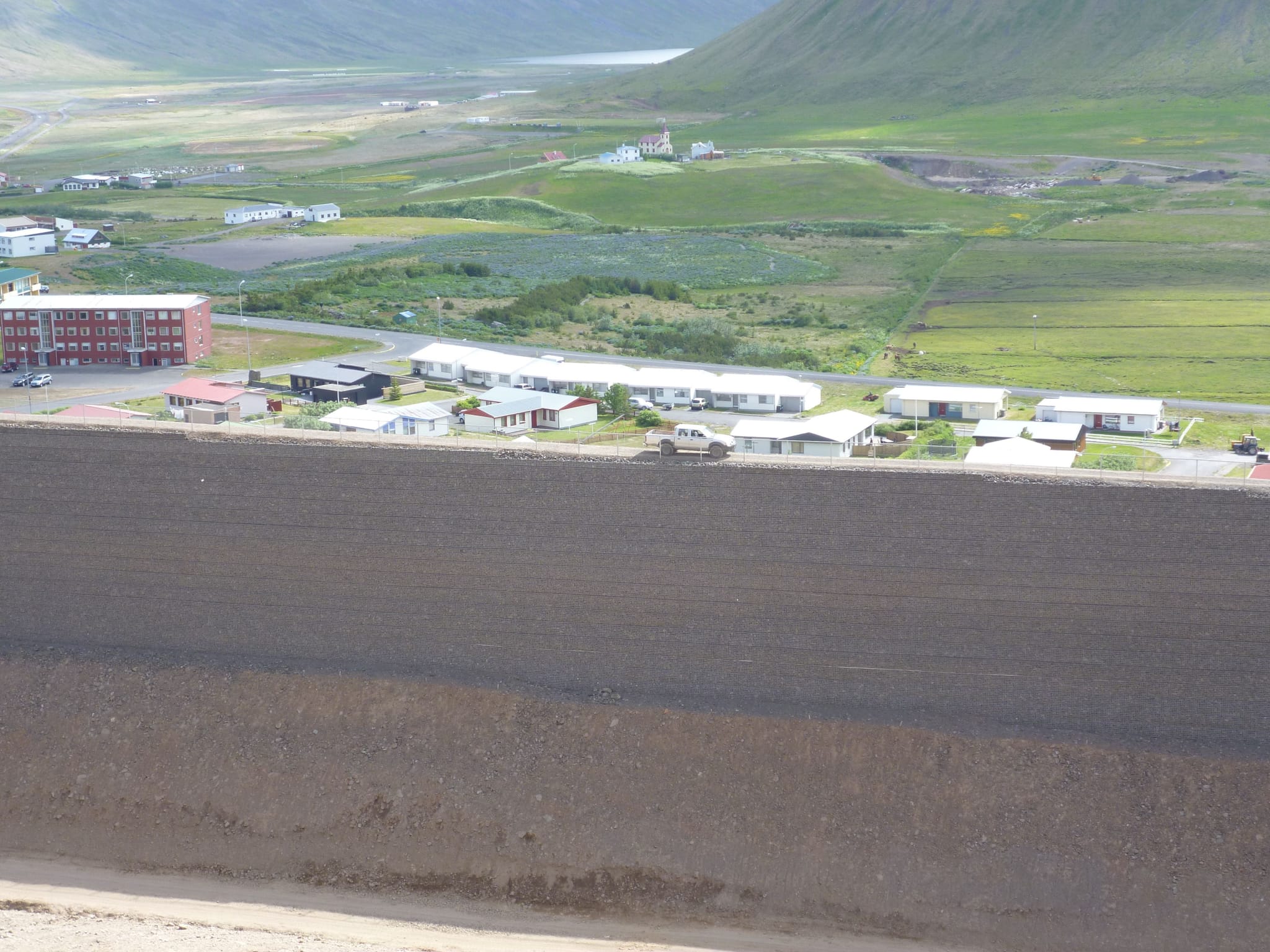 Ljósmynd af þvergarði í Bolungarvík frá fjalli og niður í bæ.