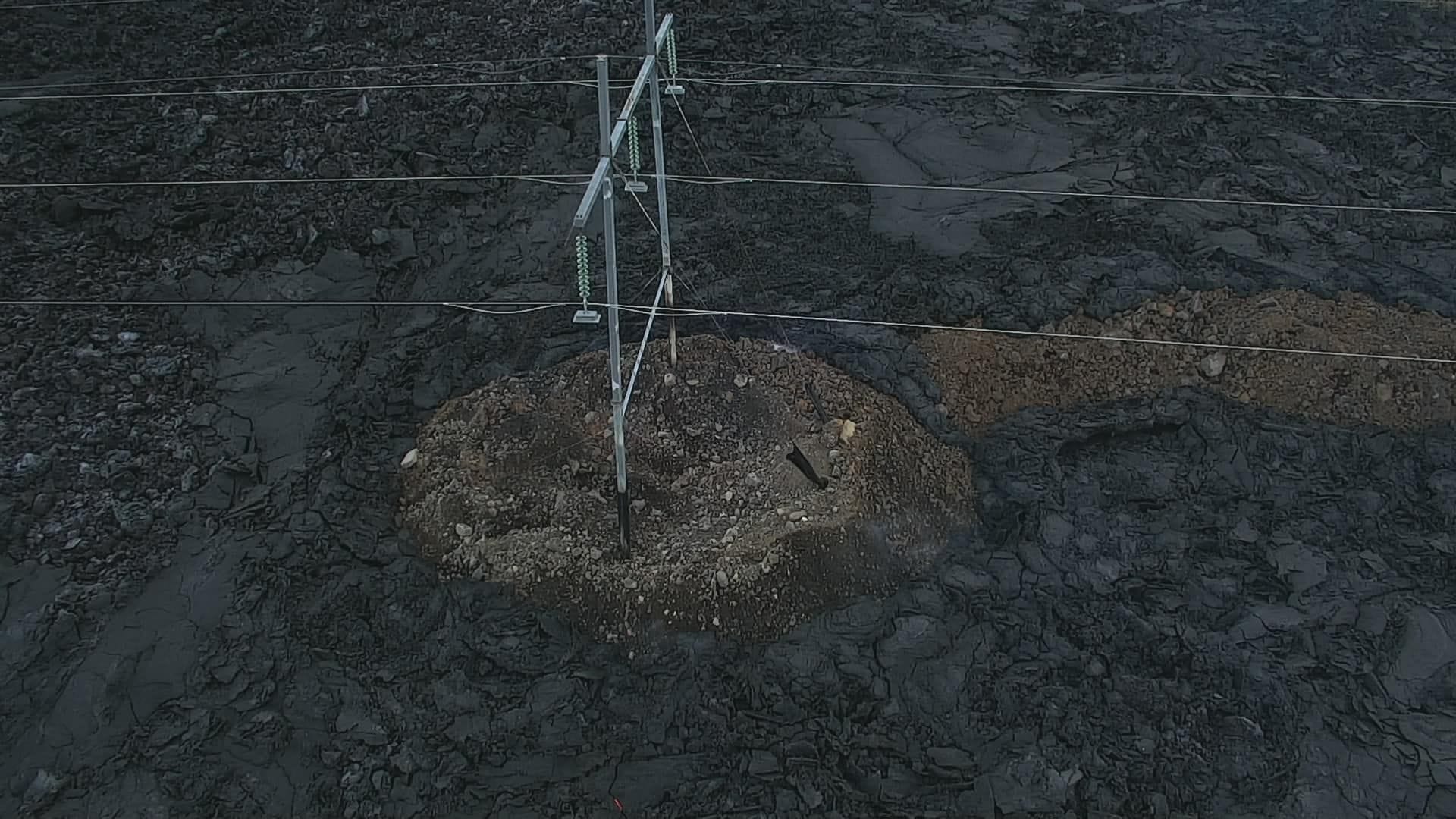 Raflínumastur með nýtt hraun allt í kring.