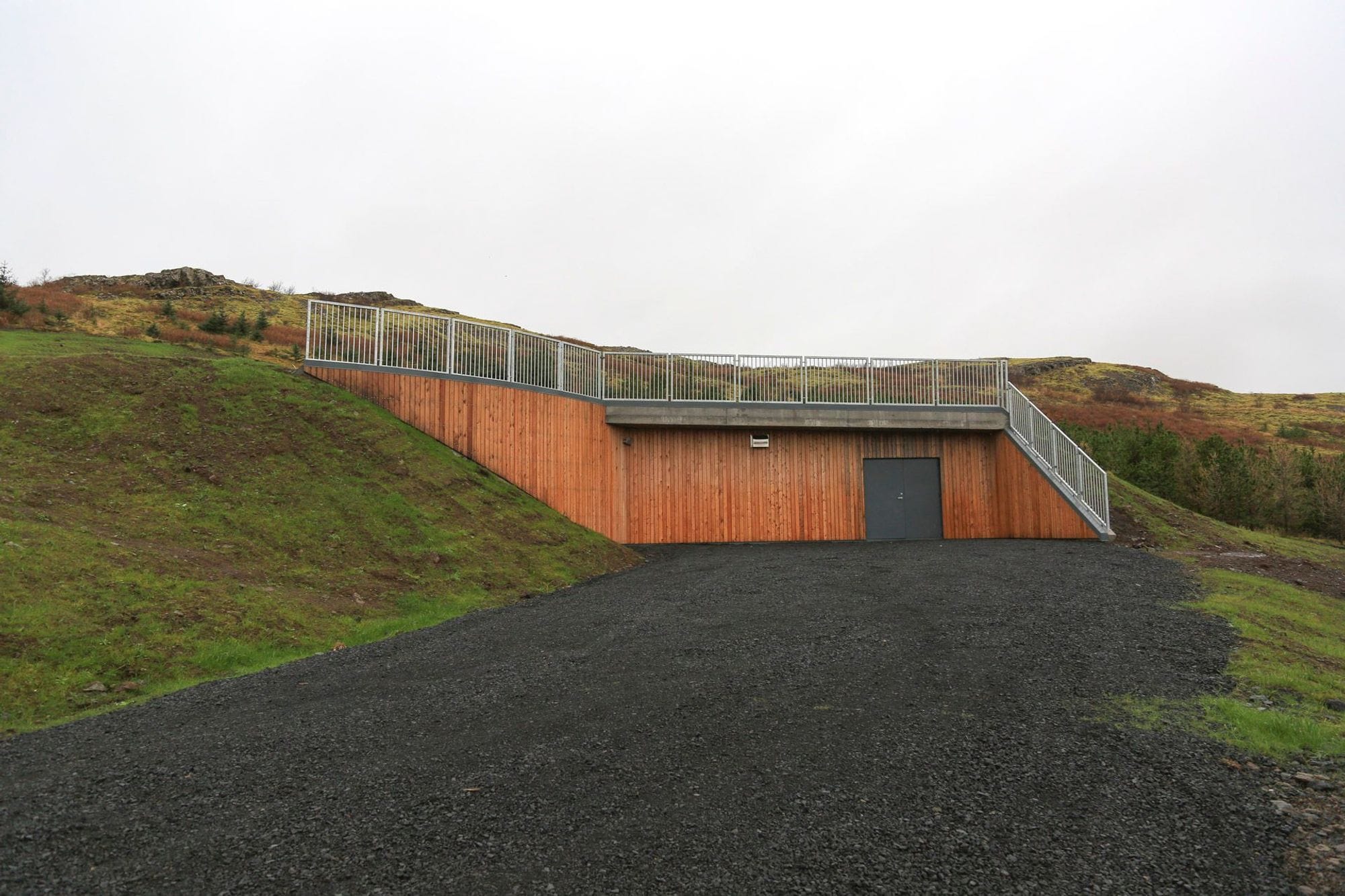 Vatnstankur í hlíð.