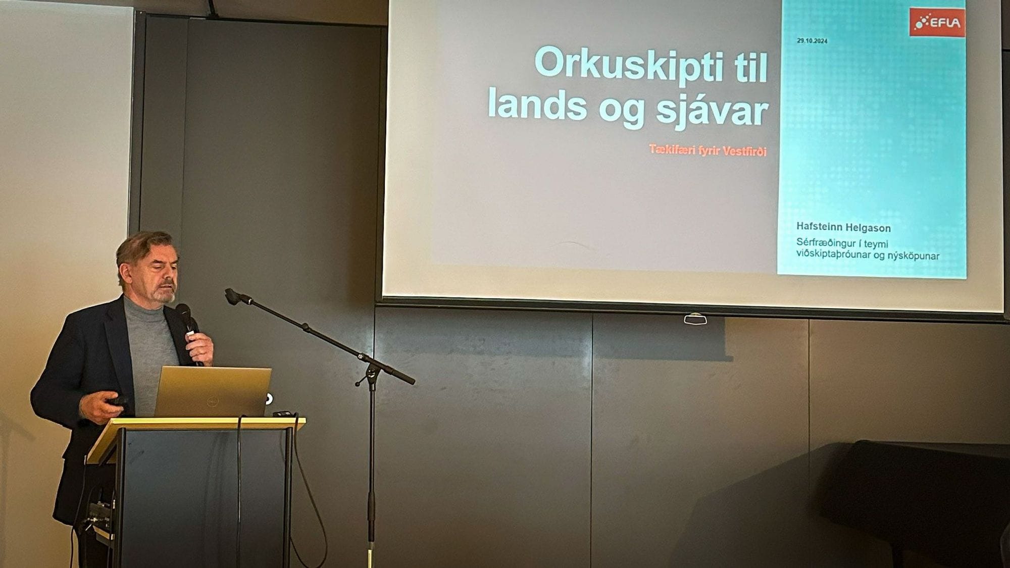 Maður heldur fyrirlestur.